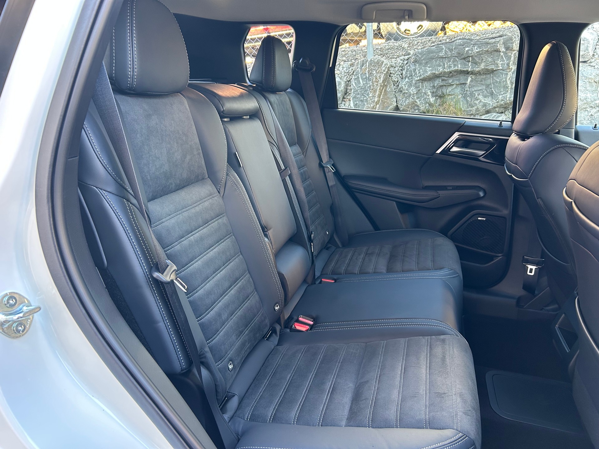 MITSUBISHI Outlander 2.4 PHEV Invite 4WD Automatic-image-14