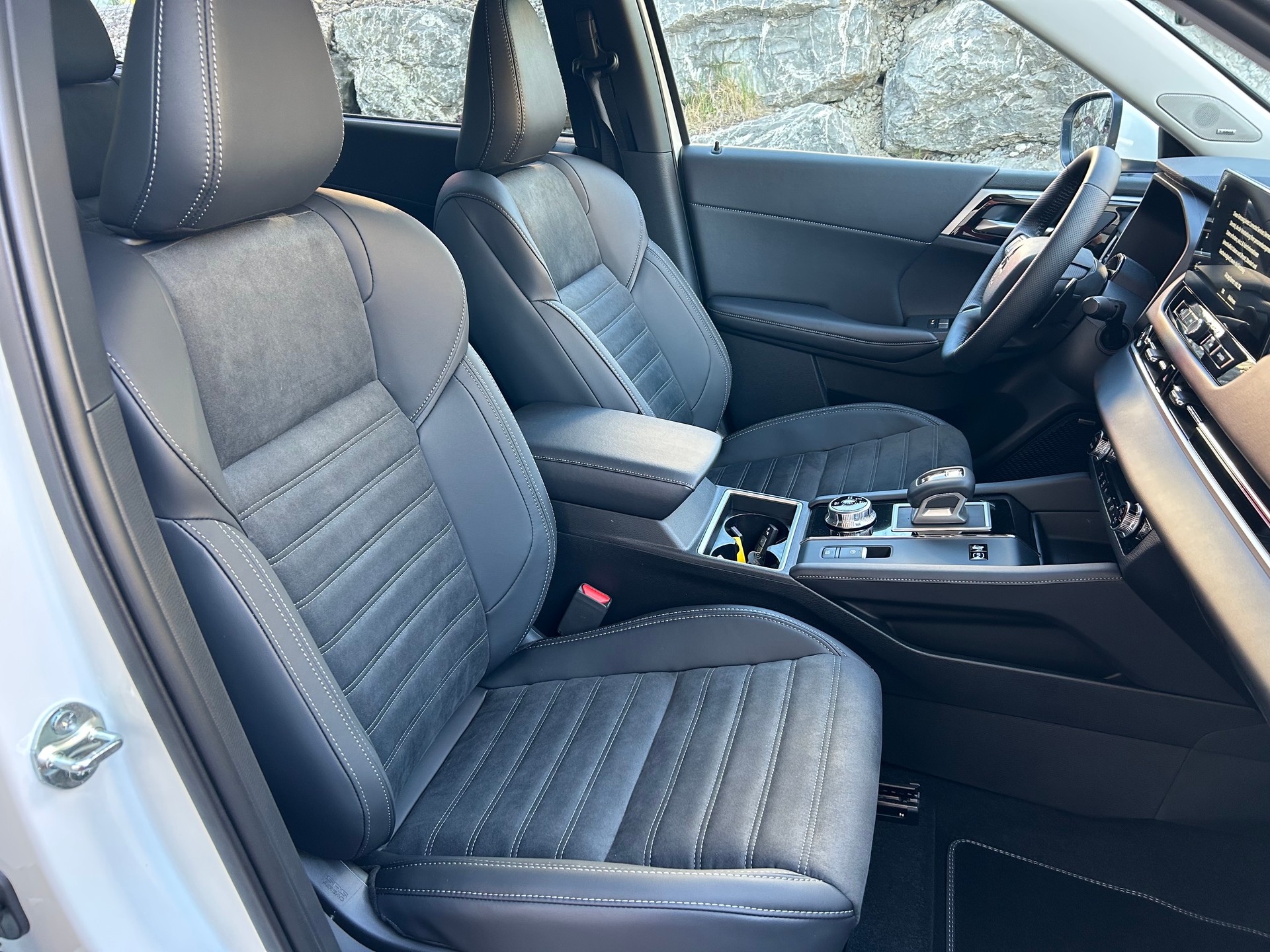 MITSUBISHI Outlander 2.4 PHEV Invite 4WD Automatic-image-13