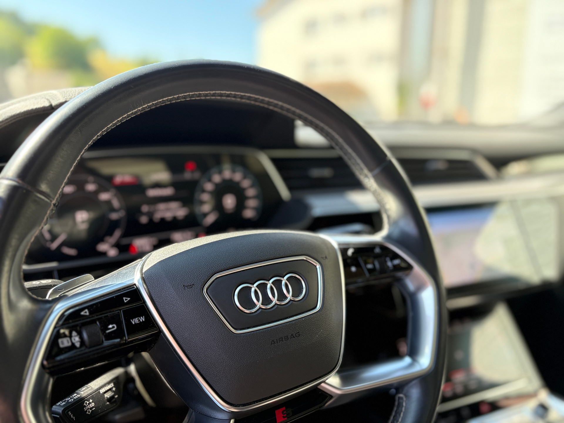 AUDI e-tron 55 S Line quattro-image-10