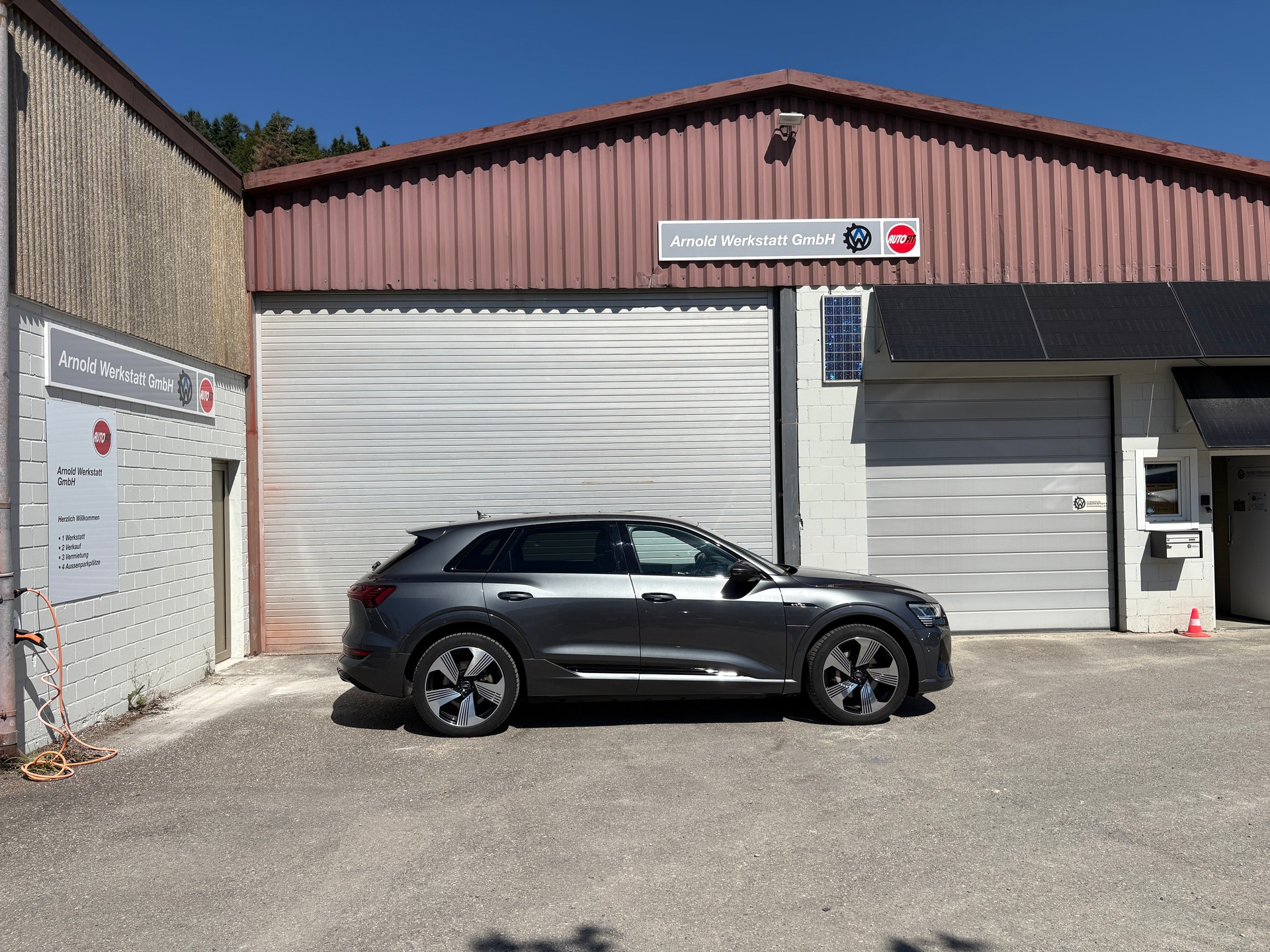 AUDI e-tron 55 S Line quattro-image-1