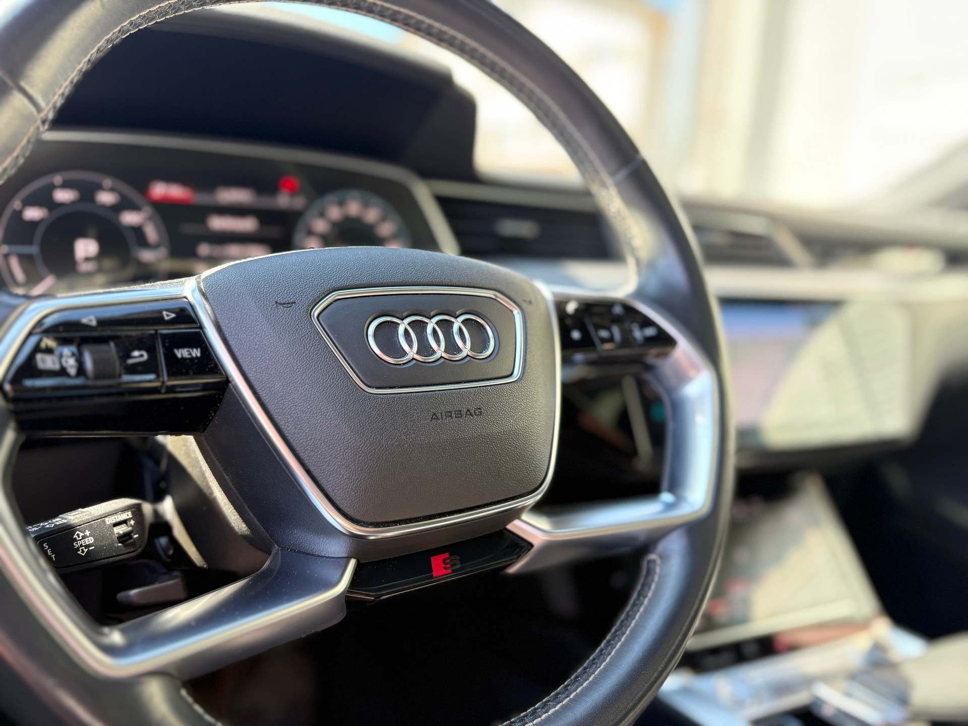 AUDI e-tron 55 S Line quattro-image-11