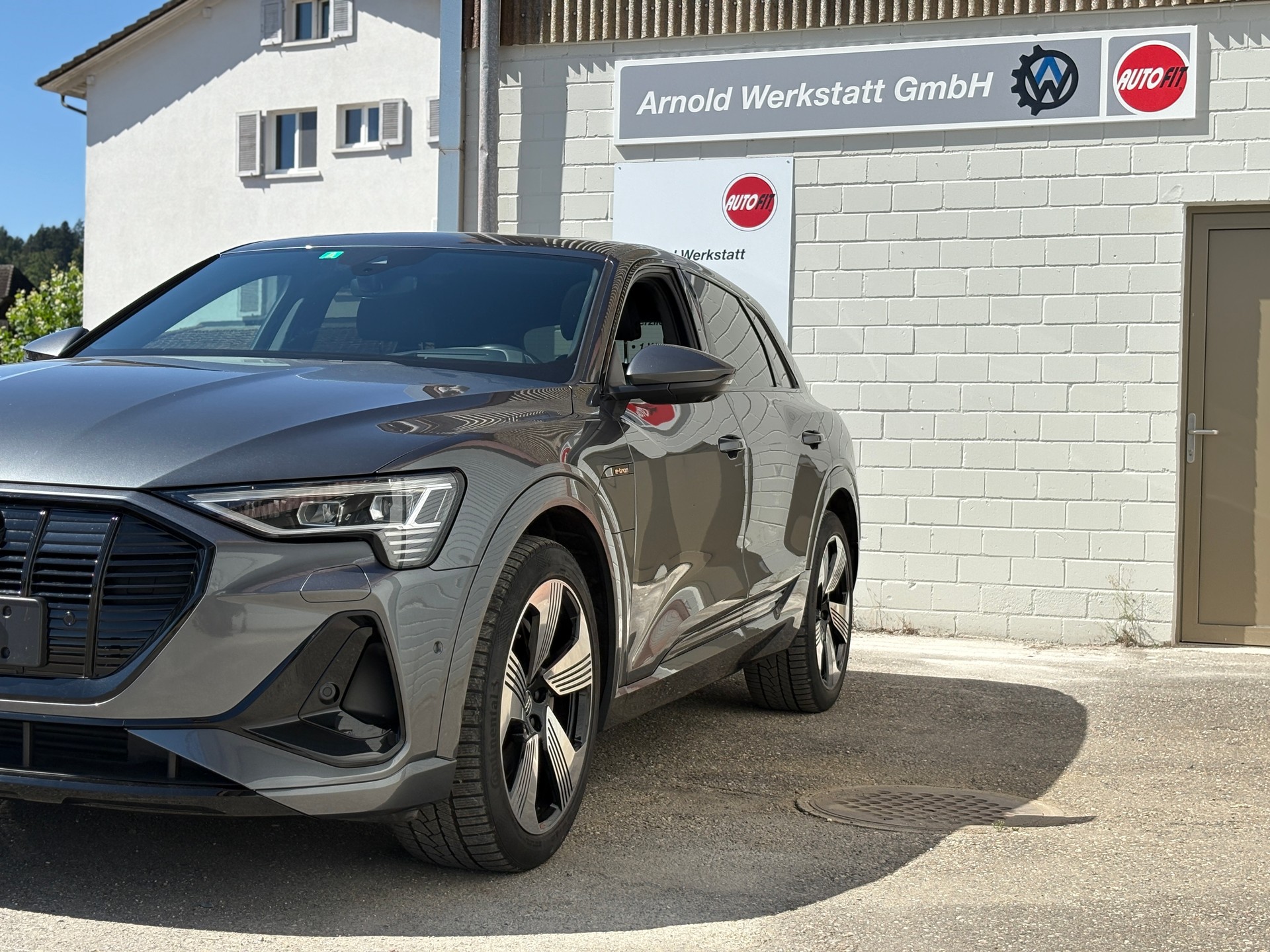 AUDI e-tron 55 S Line quattro-image-3