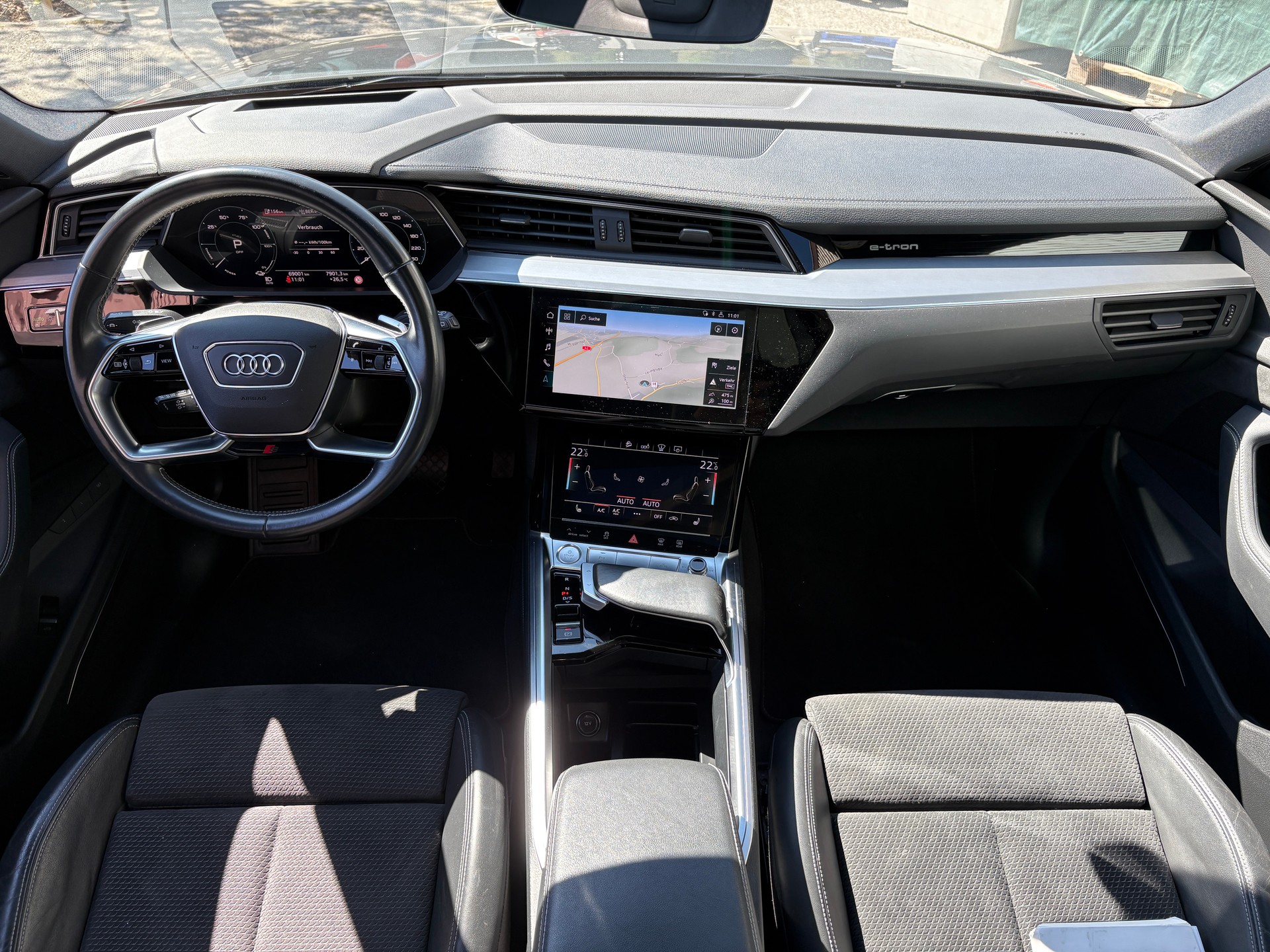 AUDI e-tron 55 S Line quattro-image-8