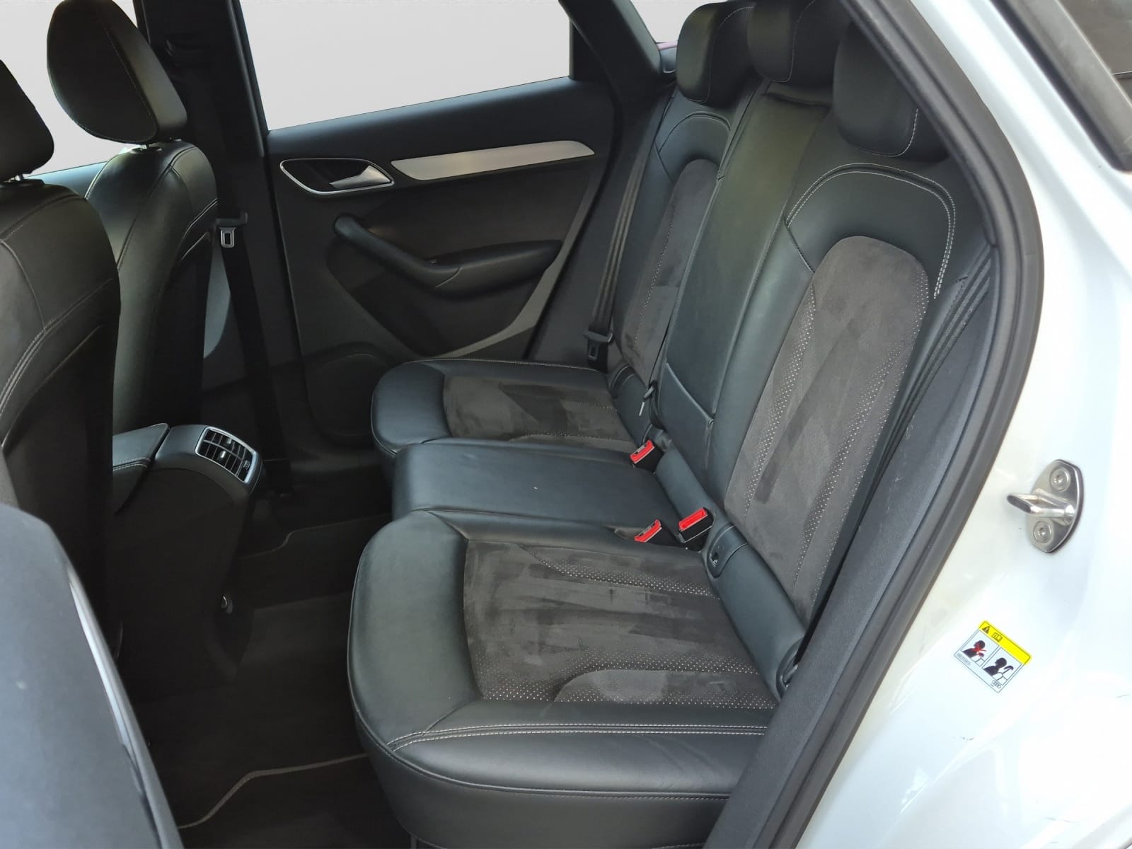 AUDI Q3 2.0 TDI quattro S-line-image-12