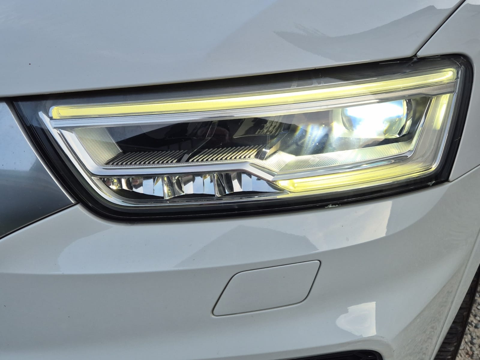 AUDI Q3 2.0 TDI quattro S-line-image-1