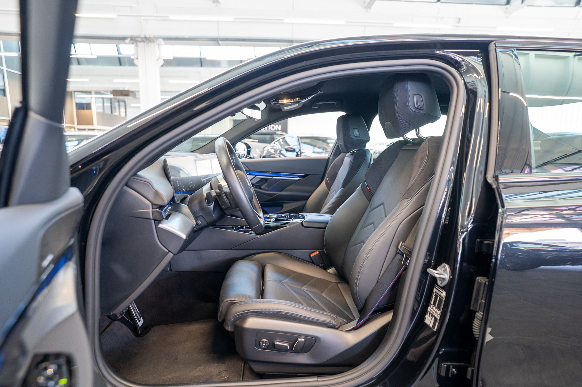 BMW 520i M Sport / Iconic Glow / 4-Zonen Klima / Harman Kardon / Sitzheizung & Lüftung-image-12