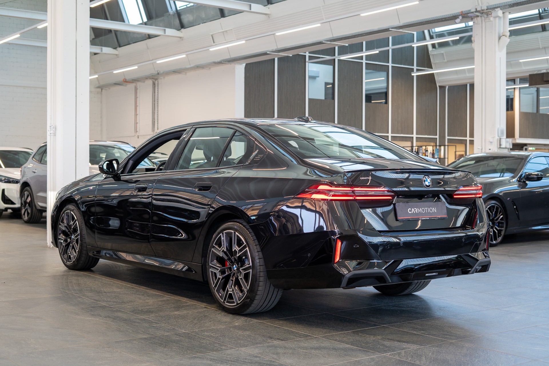 BMW 520i M Sport / Iconic Glow / 4-Zonen Klima / Harman Kardon / Sitzheizung & Lüftung-showroom-element-3