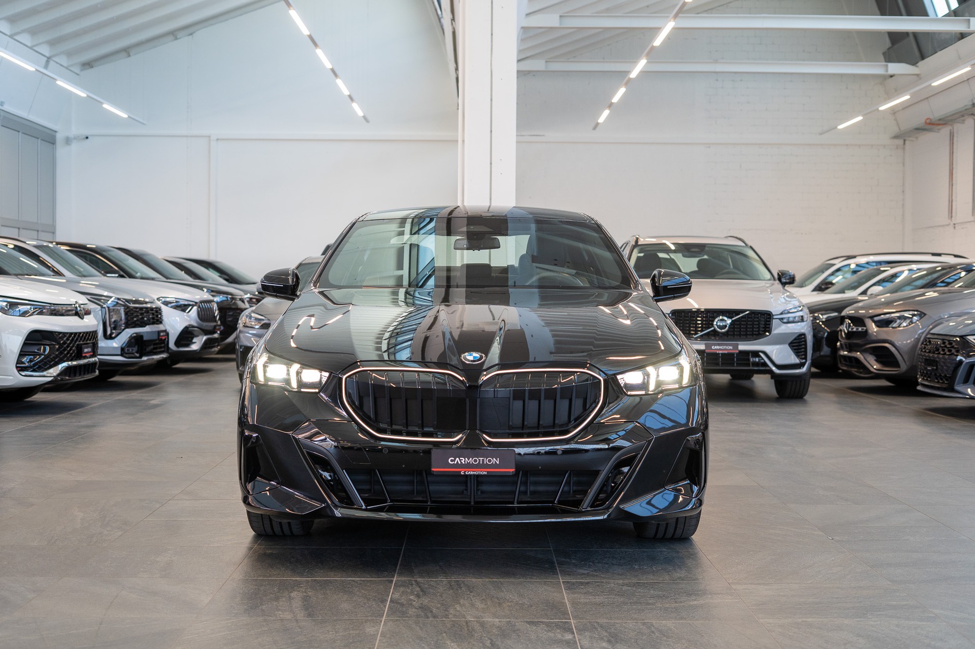 BMW 520i M Sport / Iconic Glow / 4-Zonen Klima / Harman Kardon / Sitzheizung & Lüftung-showroom-element-1