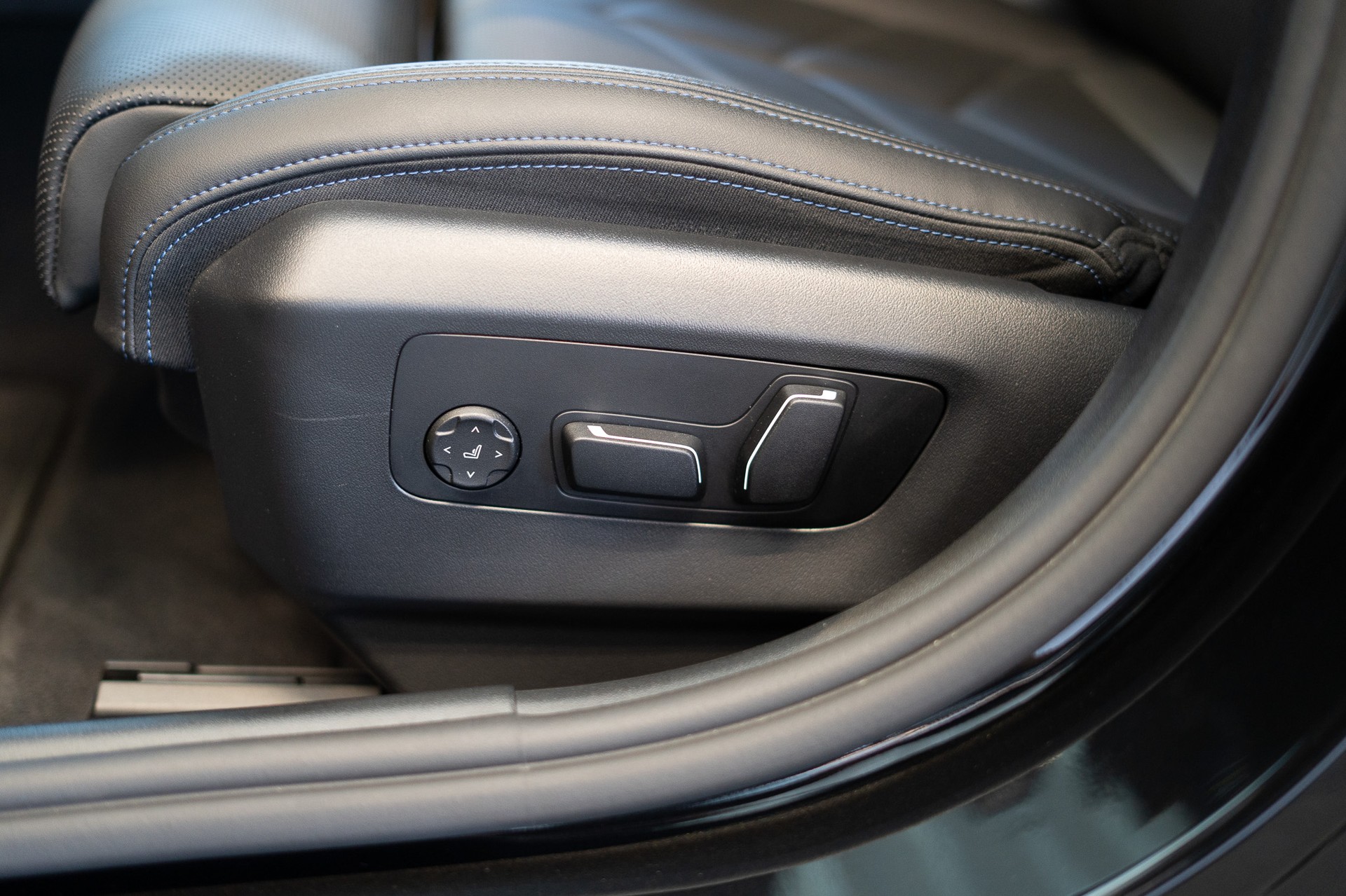 BMW 520i M Sport / Iconic Glow / 4-Zonen Klima / Harman Kardon / Sitzheizung & Lüftung-image-13
