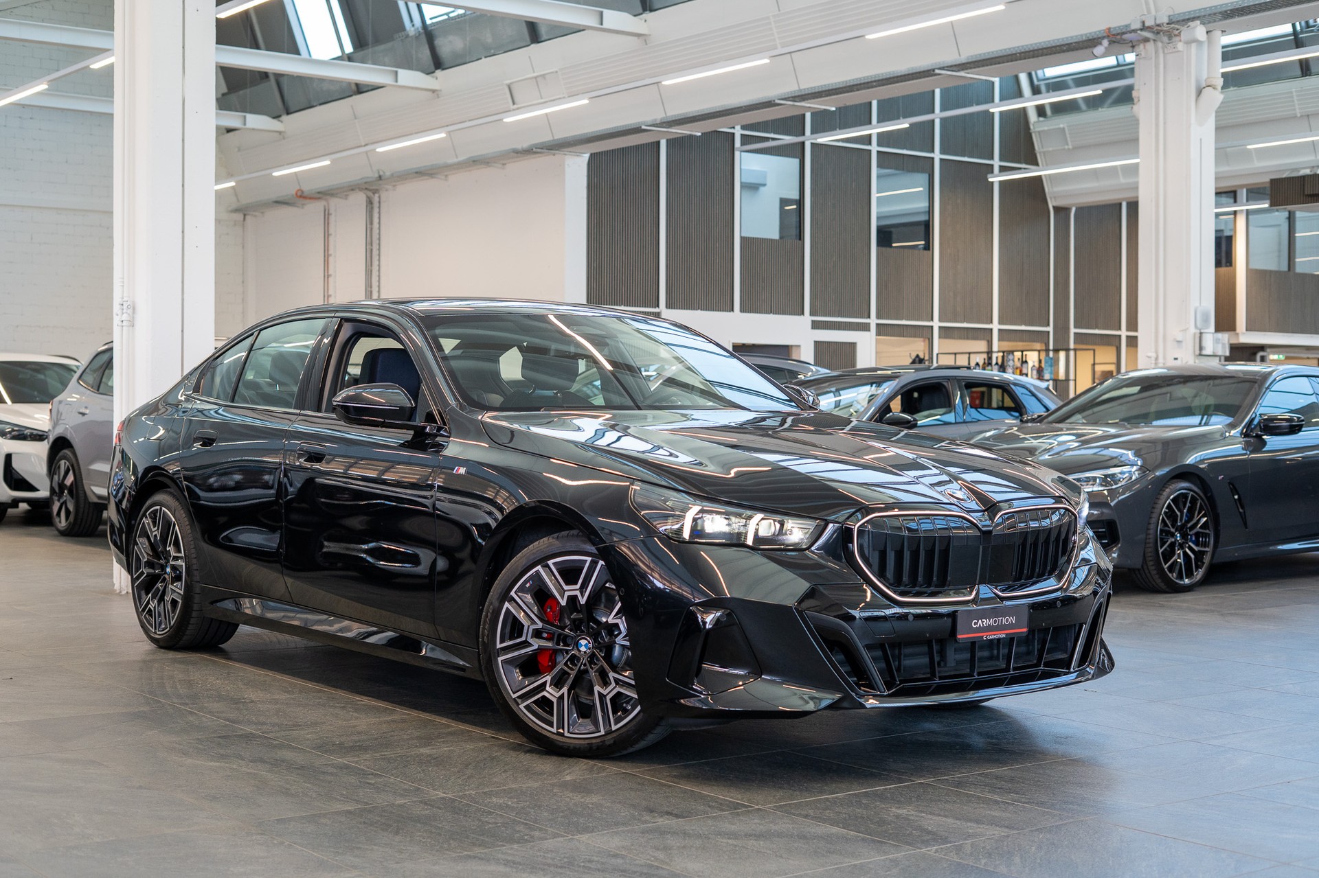 BMW 520i M Sport / Iconic Glow / 4-Zonen Klima / Harman Kardon / Sitzheizung & Lüftung-showroom-element-2