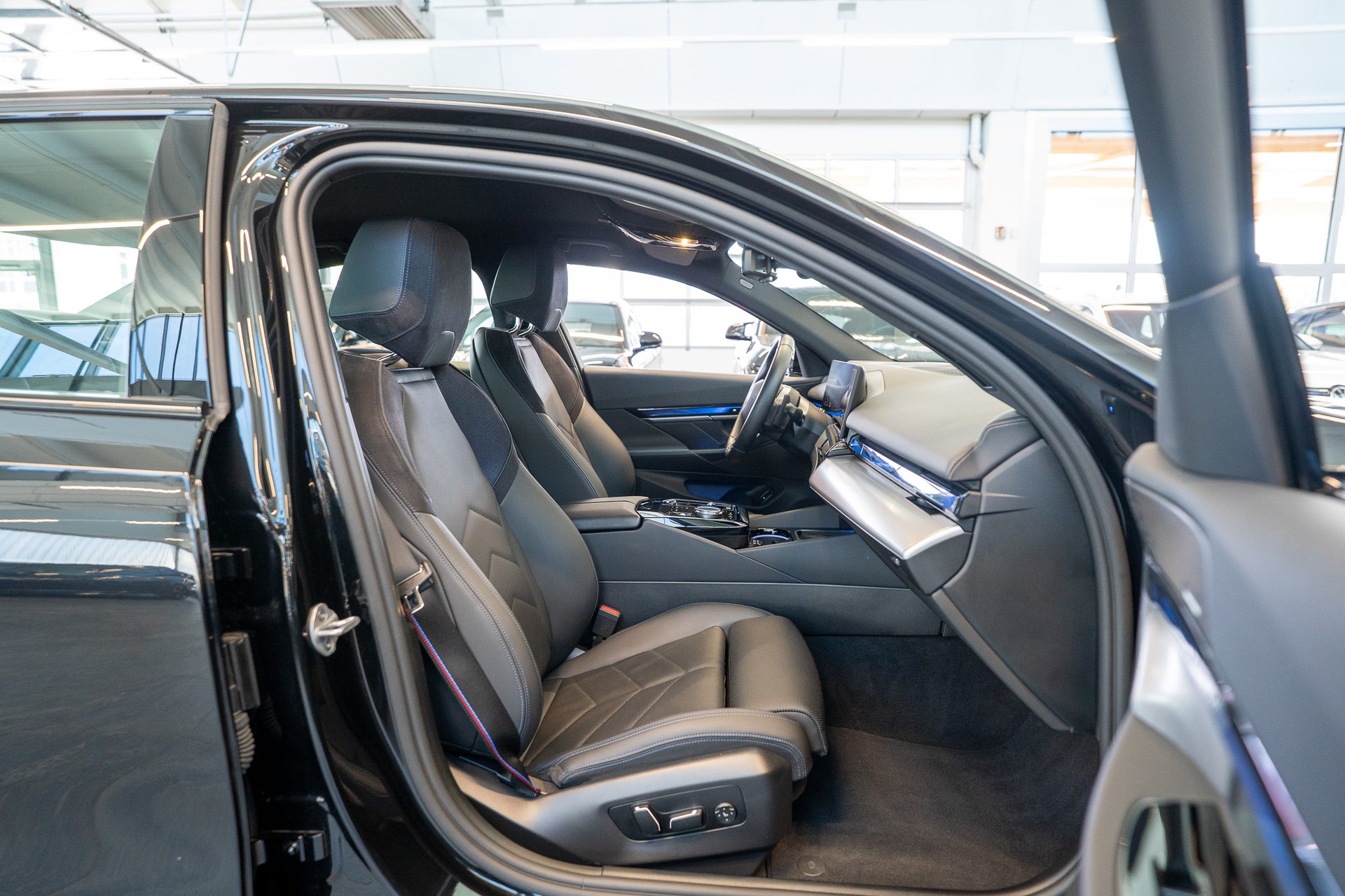 BMW 520i M Sport / Iconic Glow / 4-Zonen Klima / Harman Kardon / Sitzheizung & Lüftung-image-16
