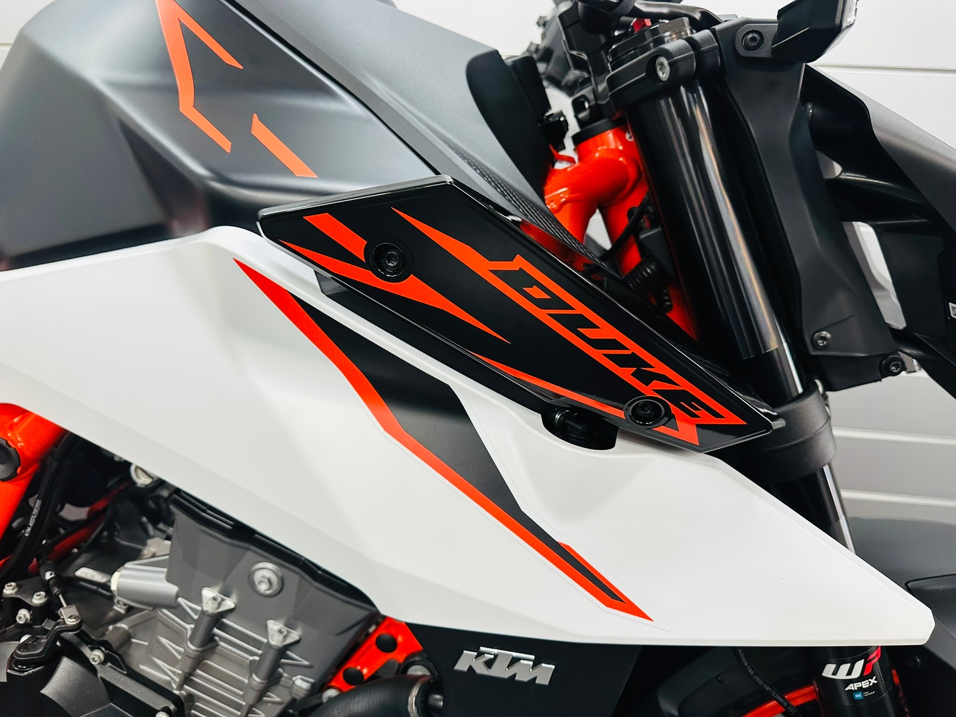 KTM 990 Duke R-showroom-element-1