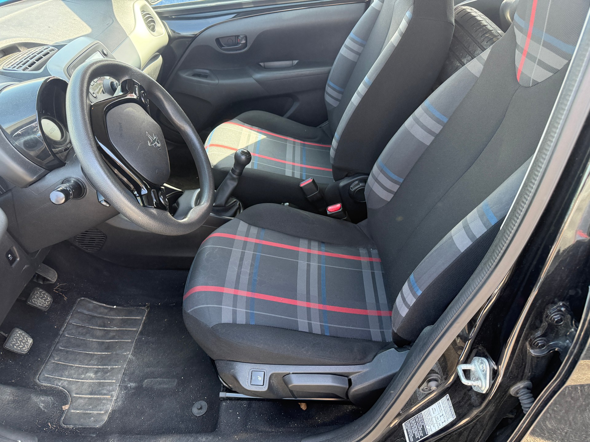 PEUGEOT 108 1.2 VTi Féline Top-image-8