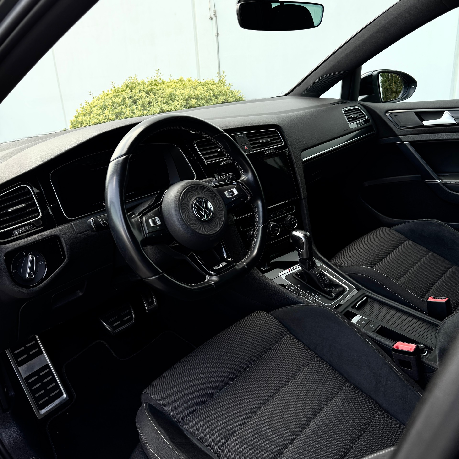 VW Golf 2.0 TSI R 4Motion DSG-image-7