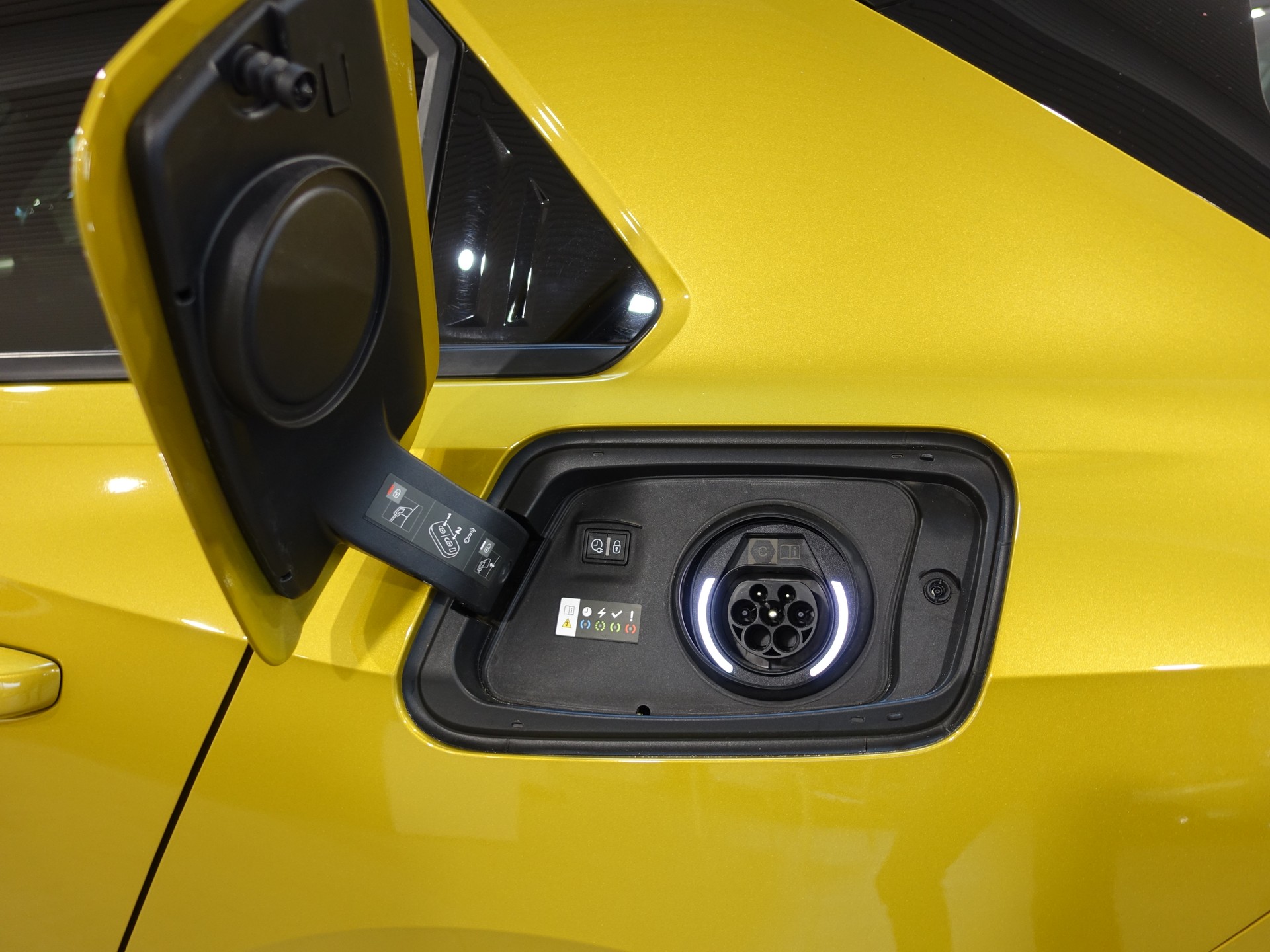 OPEL Astra 1.6 PHEV Swiss + Anhängerkupplung, Lederausstattung-image-7