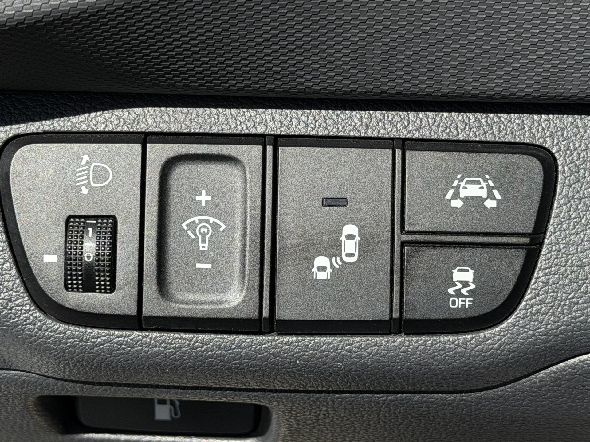 HYUNDAI Ioniq 1.6 GDi HEV Launch Plus DCT | CH-Auto | Frisch MFK | 1-Hand-image-13