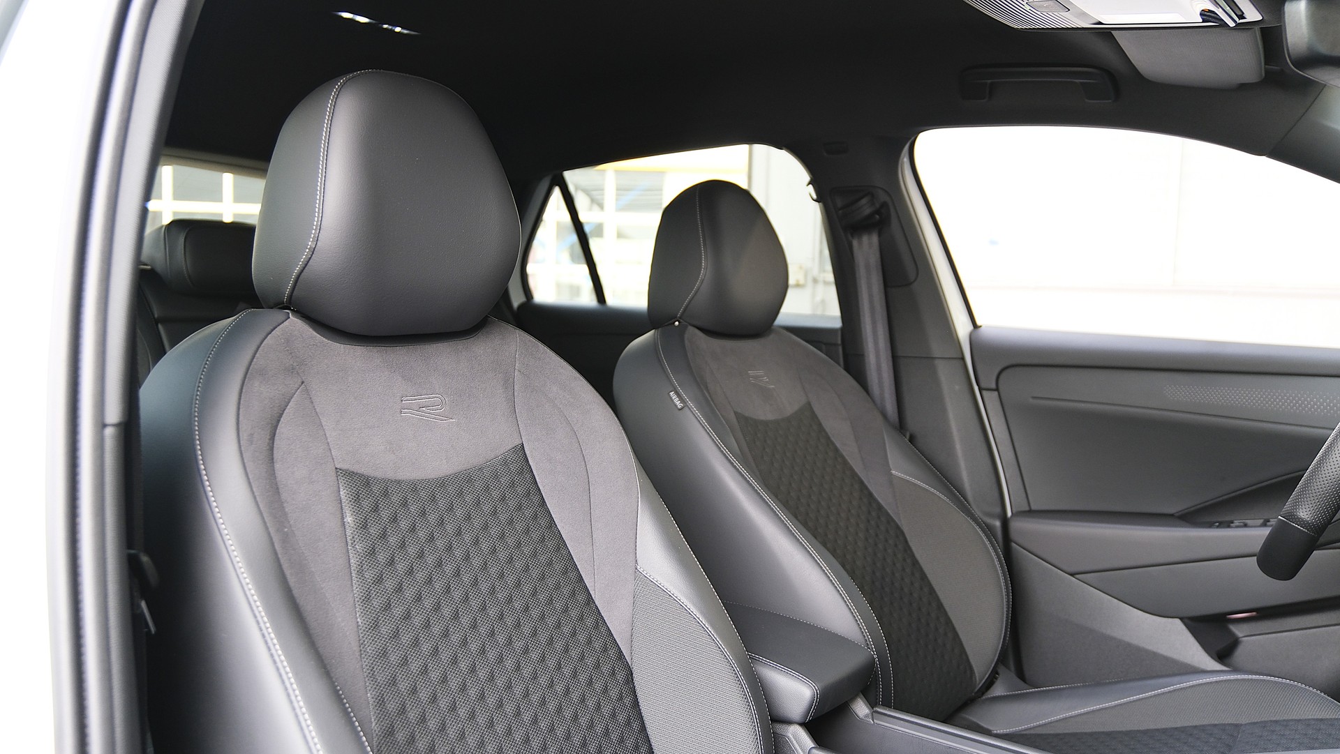 VW T-Roc 1.5 eTSI mHEV R-Line DSG "Black Style "-image-21