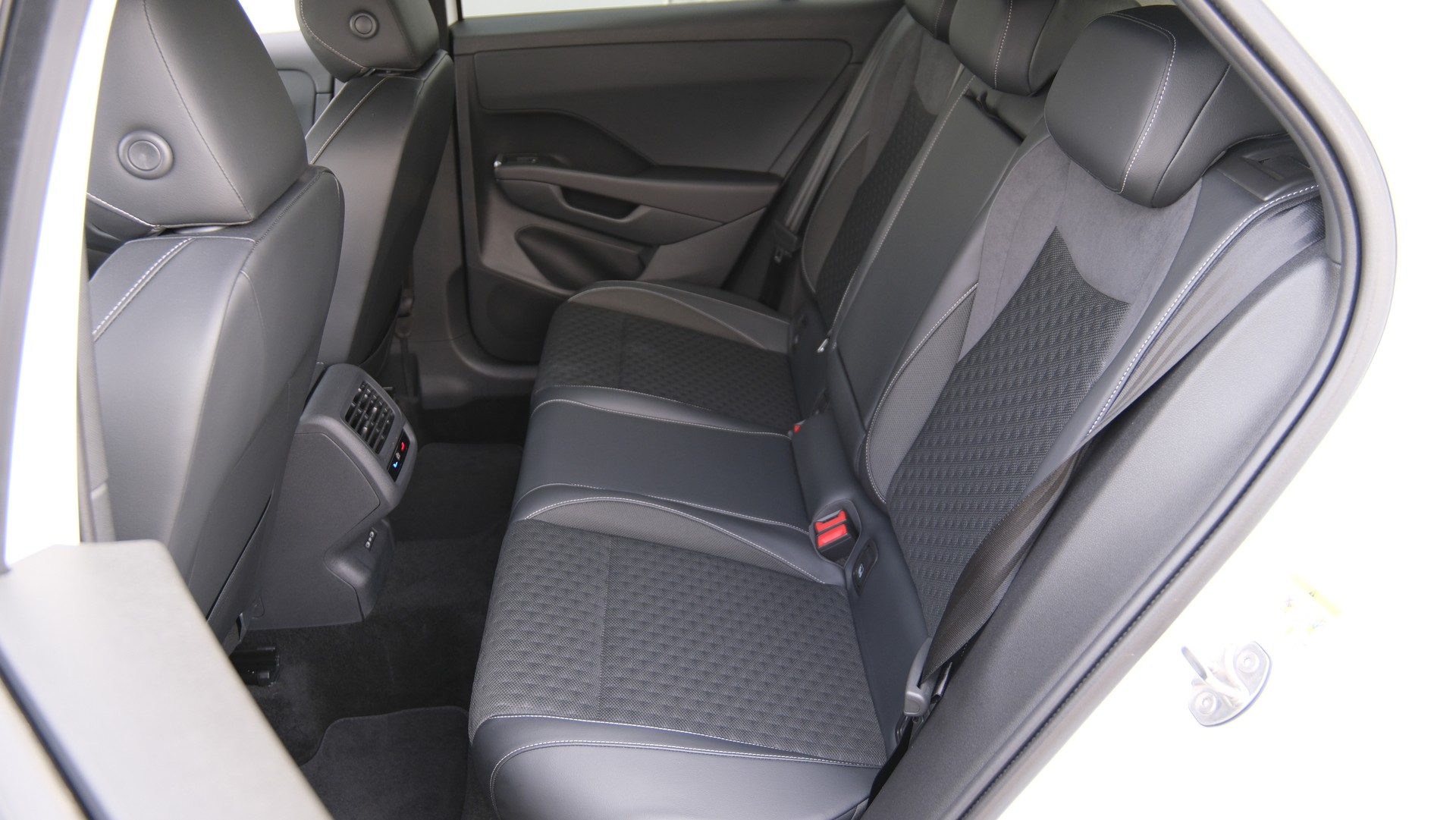 VW T-Roc 1.5 eTSI mHEV R-Line DSG "Black Style "-image-22