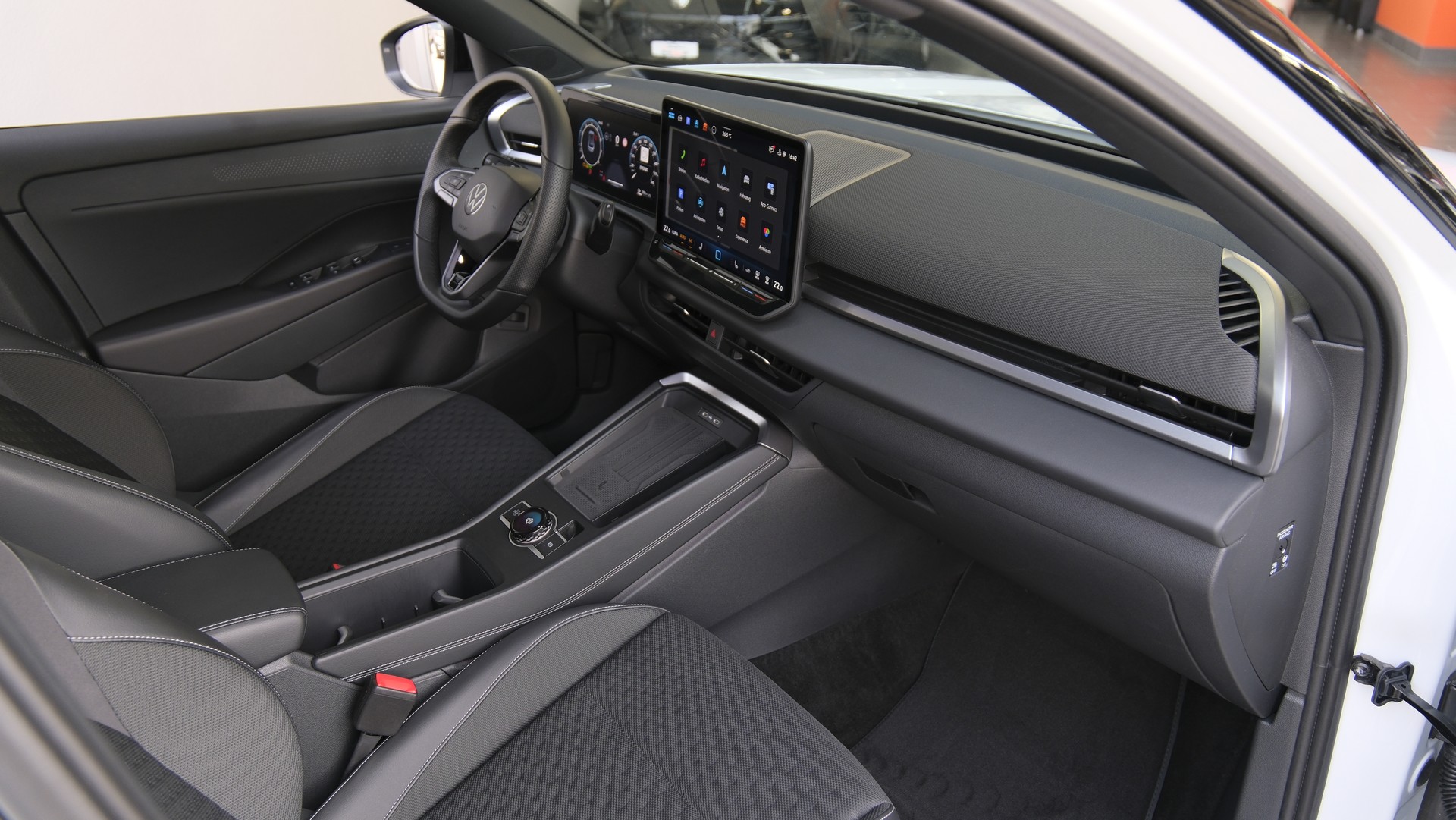 VW T-Roc 1.5 eTSI mHEV R-Line DSG "Black Style "-image-13