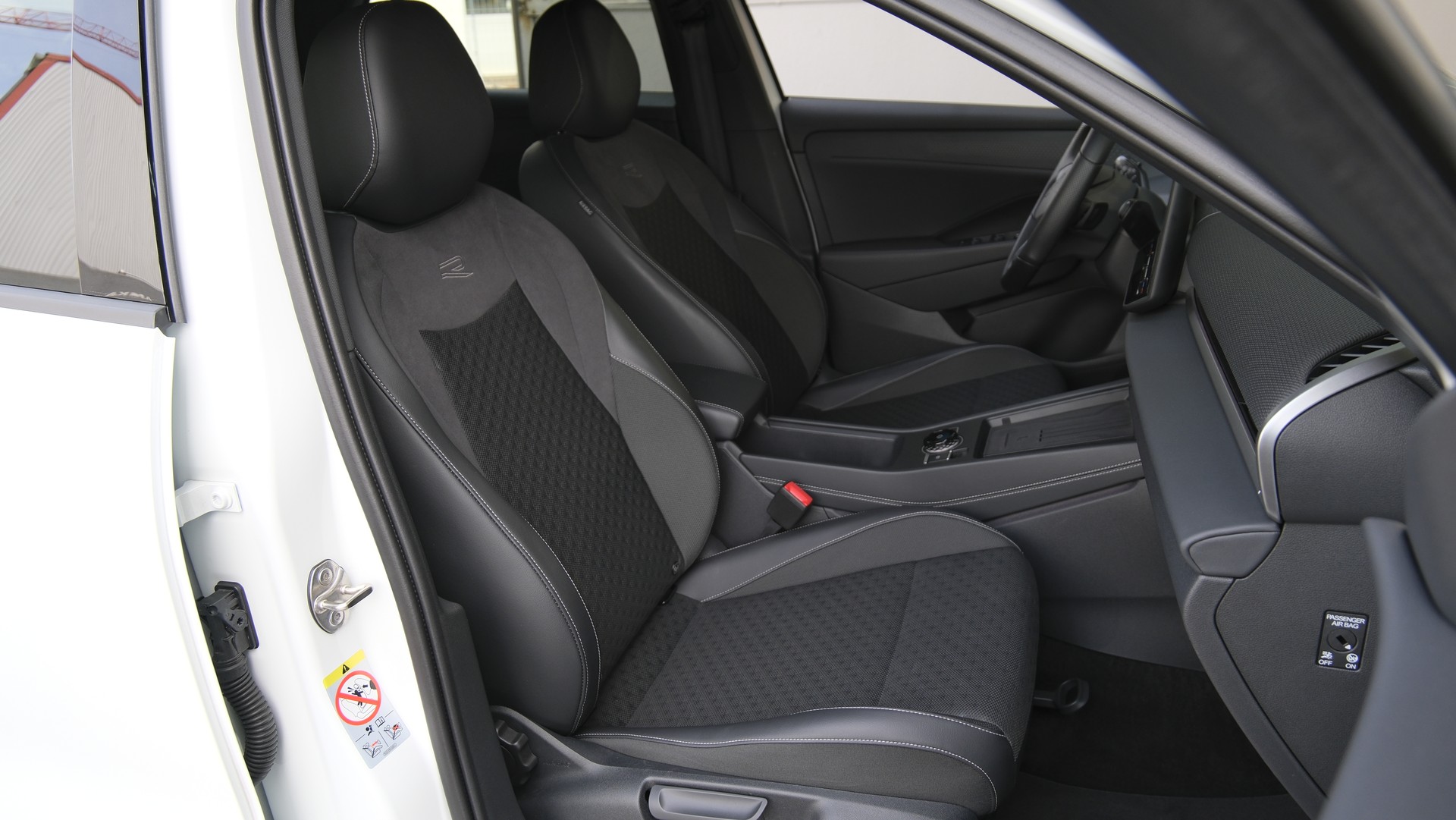 VW T-Roc 1.5 eTSI mHEV R-Line DSG "Black Style "-image-20