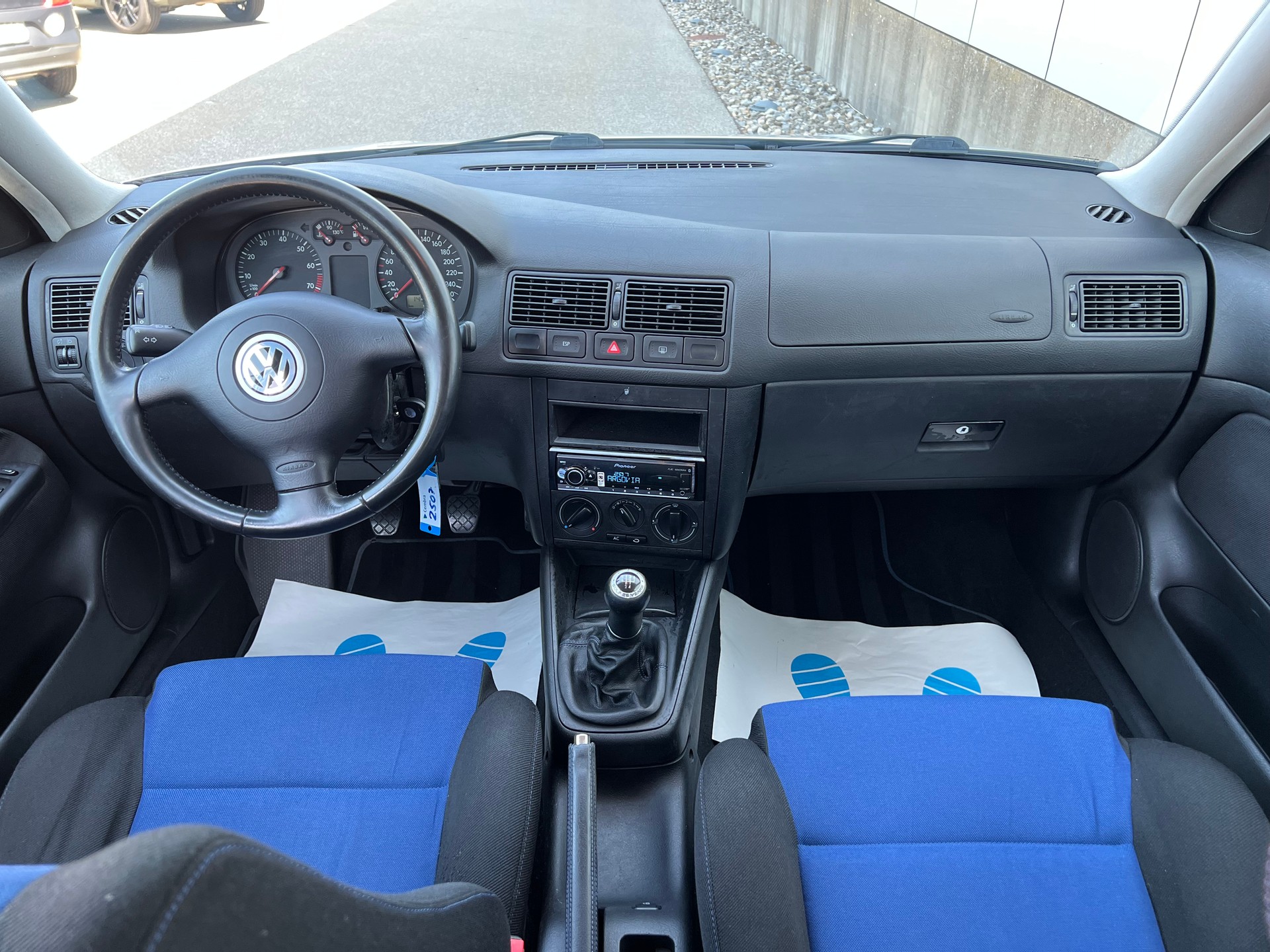 VW Golf 1.6 16V-image-7