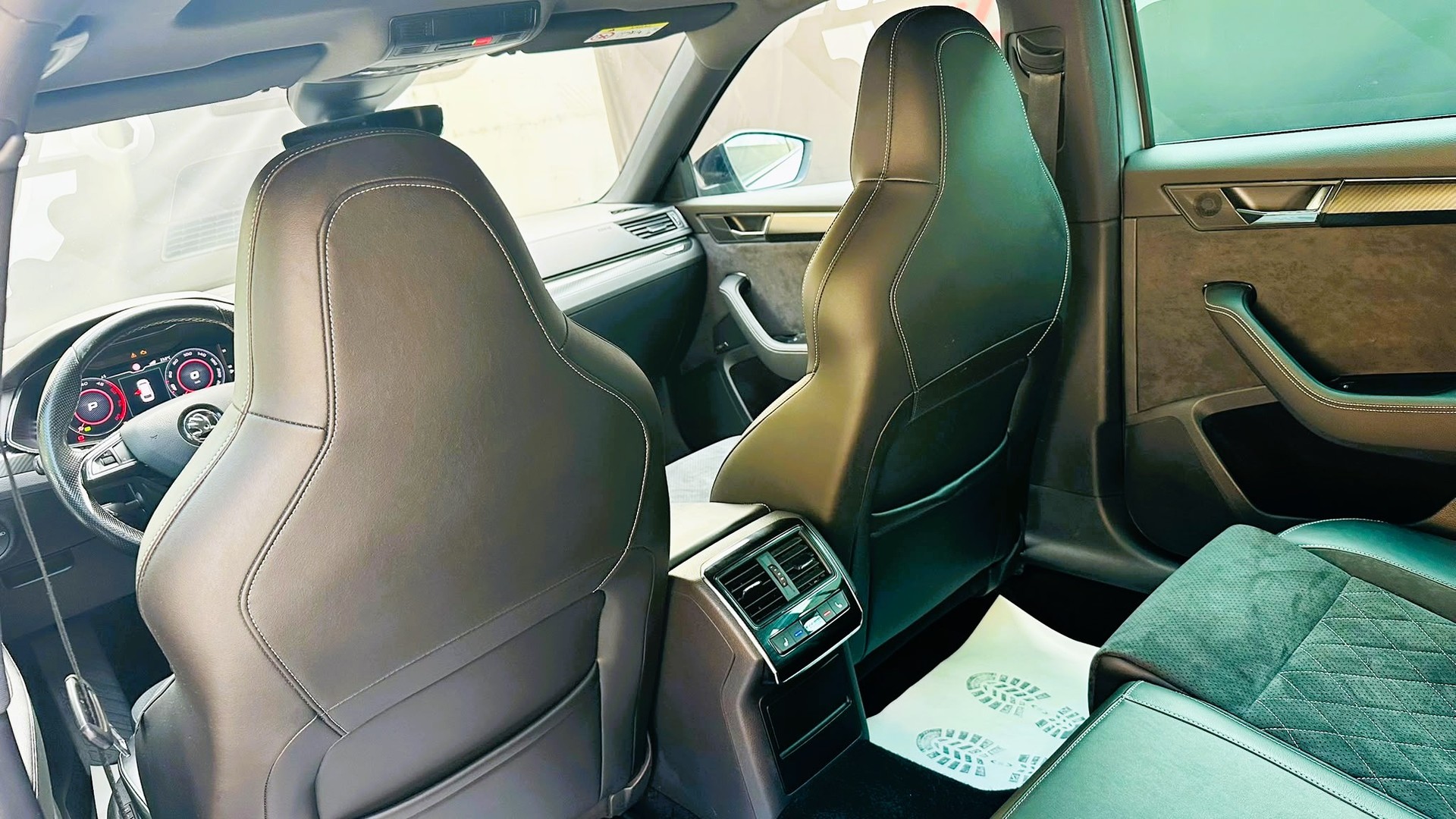 SKODA Superb Combi 2.0 TDi SportLine 4x4 DSG-image-17