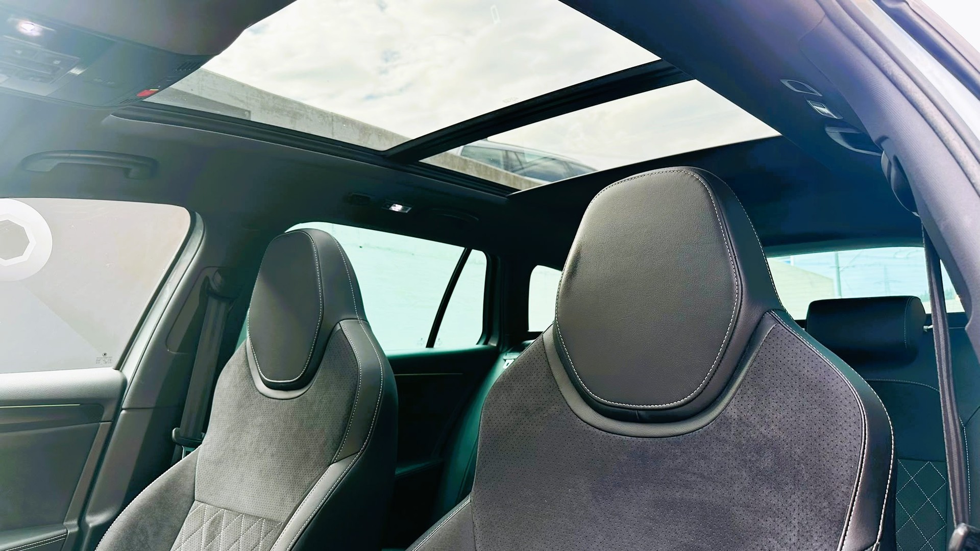 SKODA Superb Combi 2.0 TDi SportLine 4x4 DSG-image-16