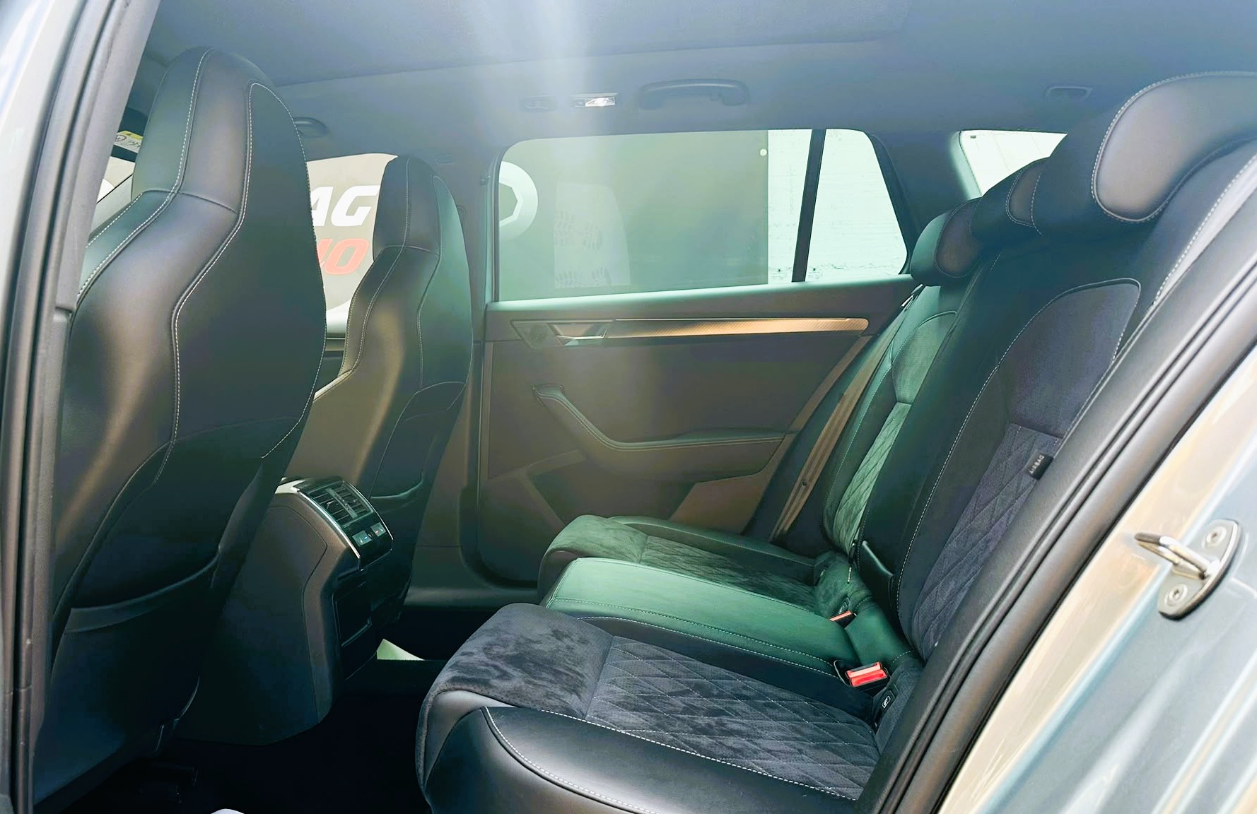 SKODA Superb Combi 2.0 TDi SportLine 4x4 DSG-image-18