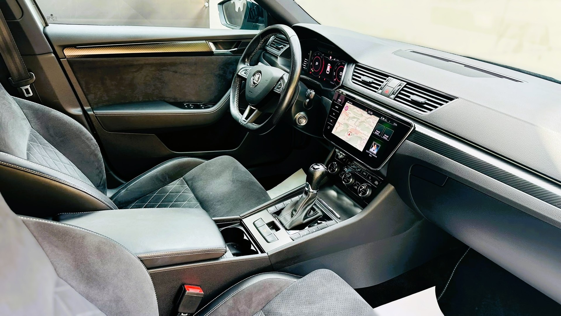 SKODA Superb Combi 2.0 TDi SportLine 4x4 DSG-image-11