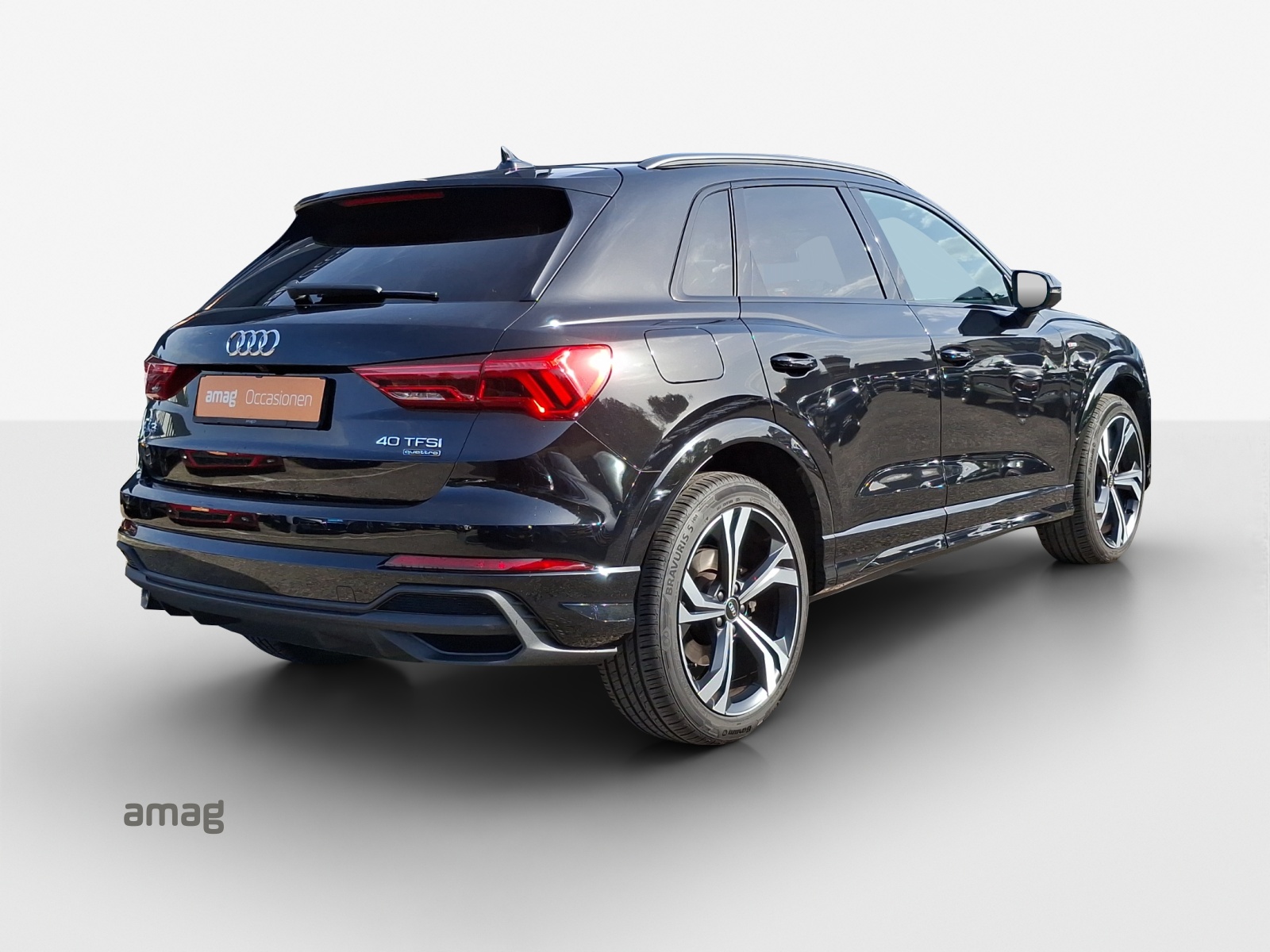 AUDI Q3 40 TFSI S line quattro S-tronic-image-4
