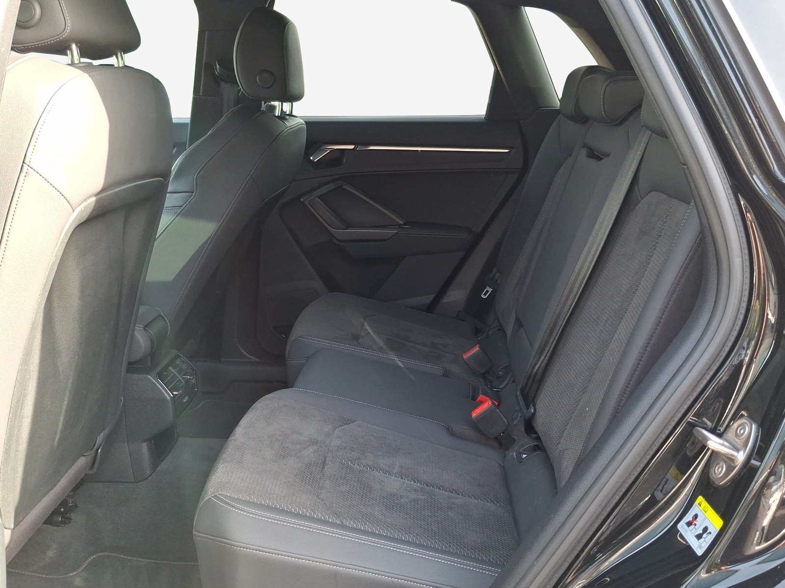 AUDI Q3 40 TFSI S line quattro S-tronic-image-11