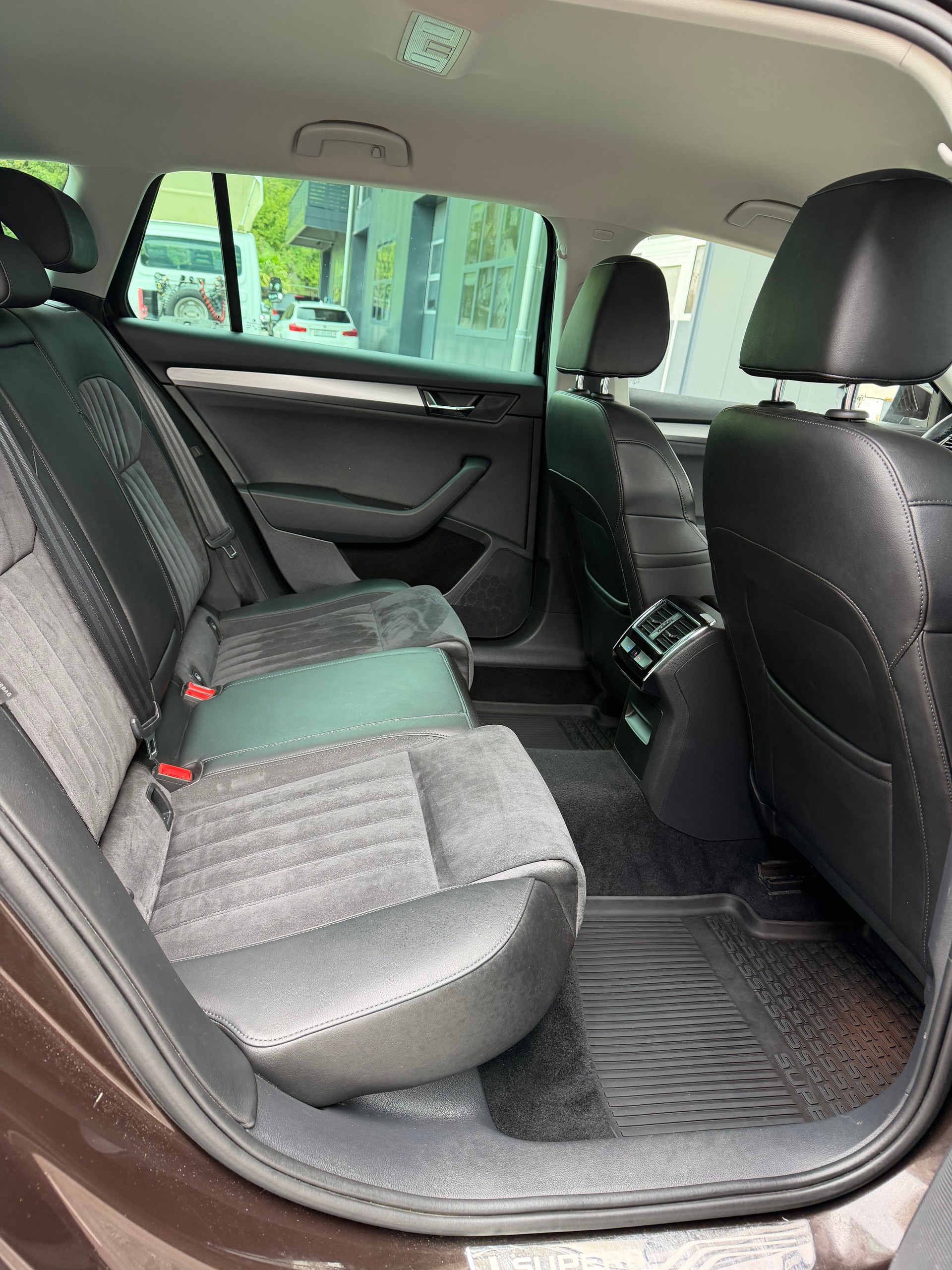 SKODA Superb Combi 2.0 TDi Style 4x4 DSG-image-8