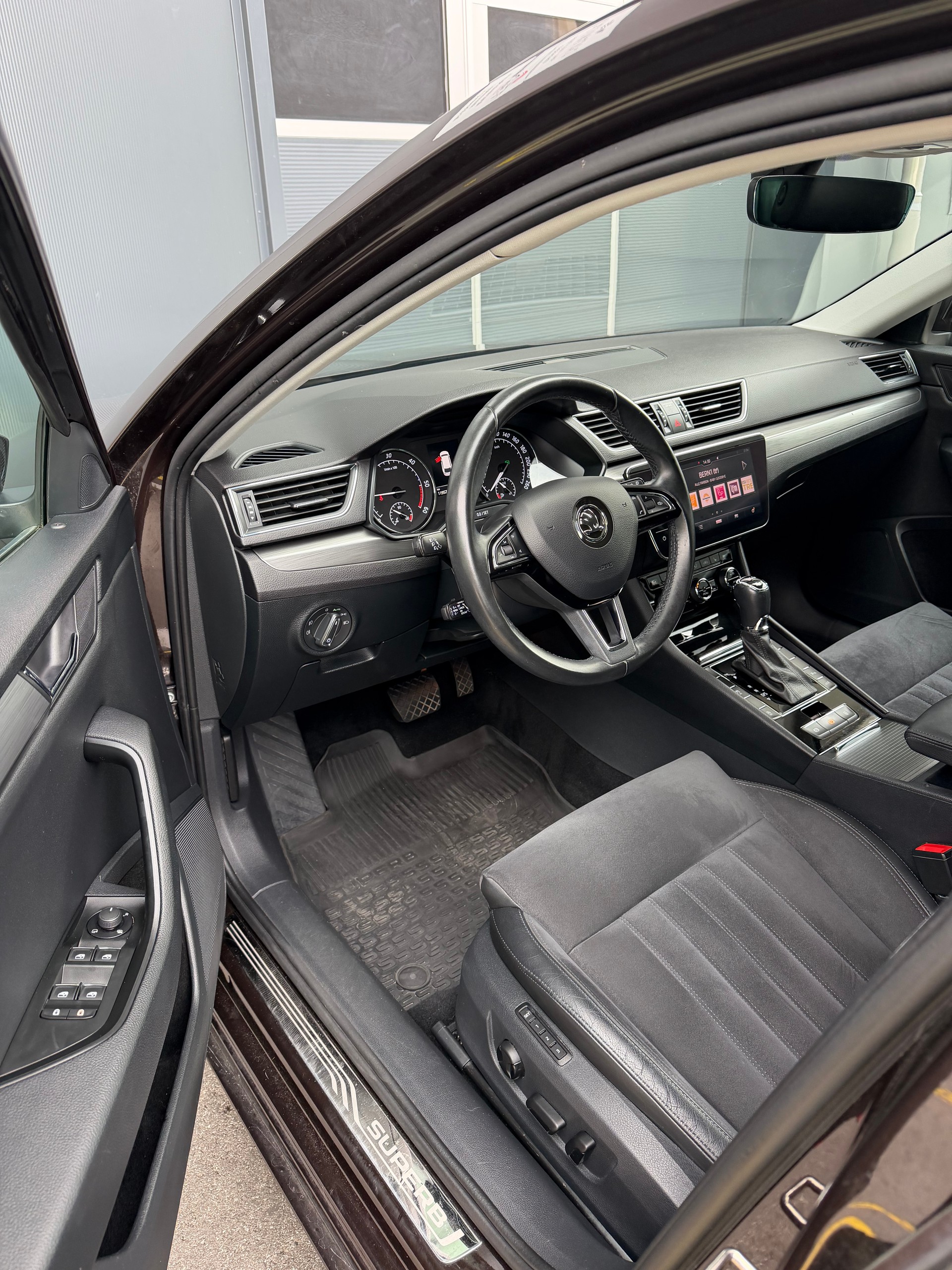 SKODA Superb Combi 2.0 TDi Style 4x4 DSG-image-14
