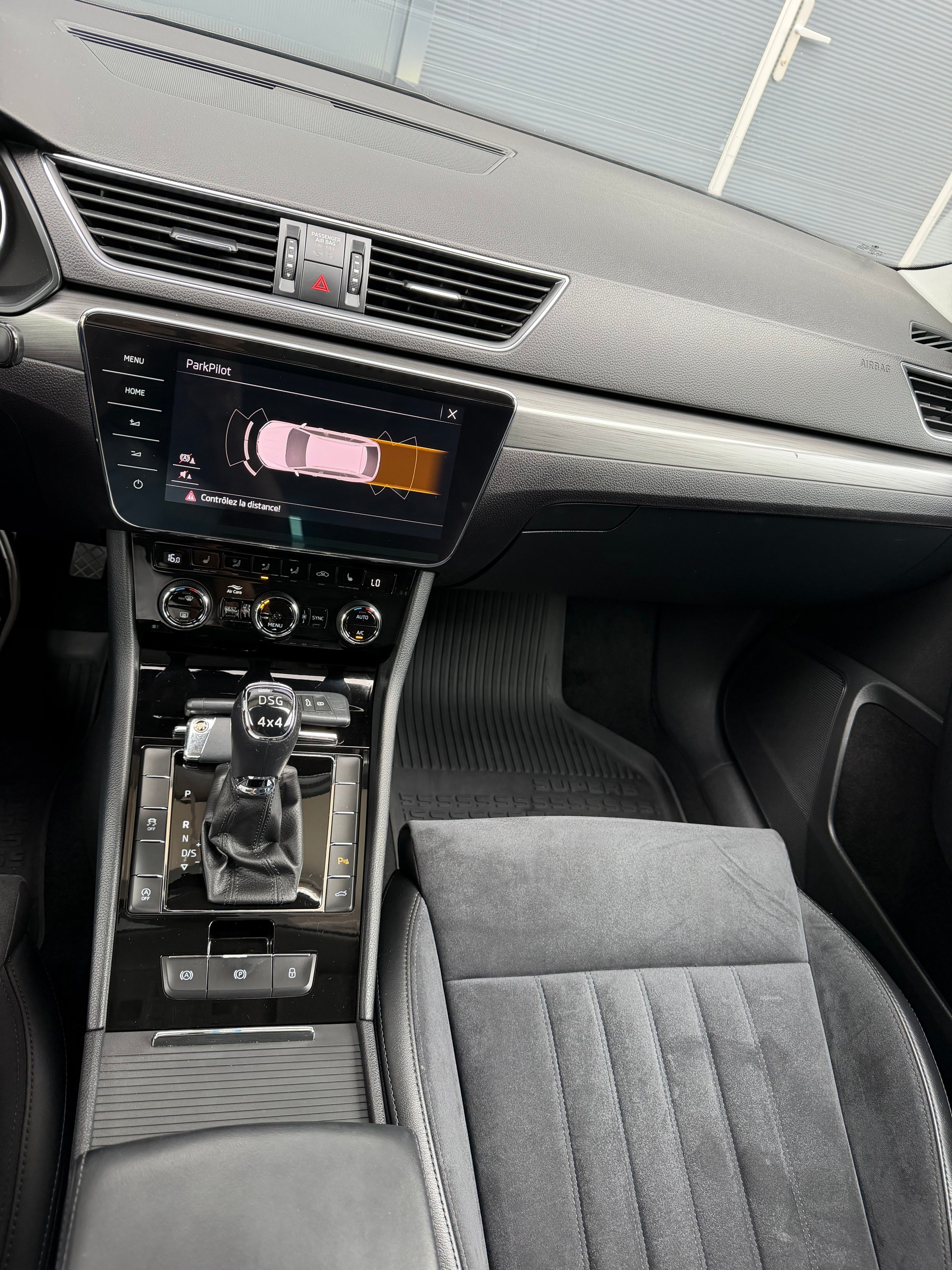 SKODA Superb Combi 2.0 TDi Style 4x4 DSG-image-13