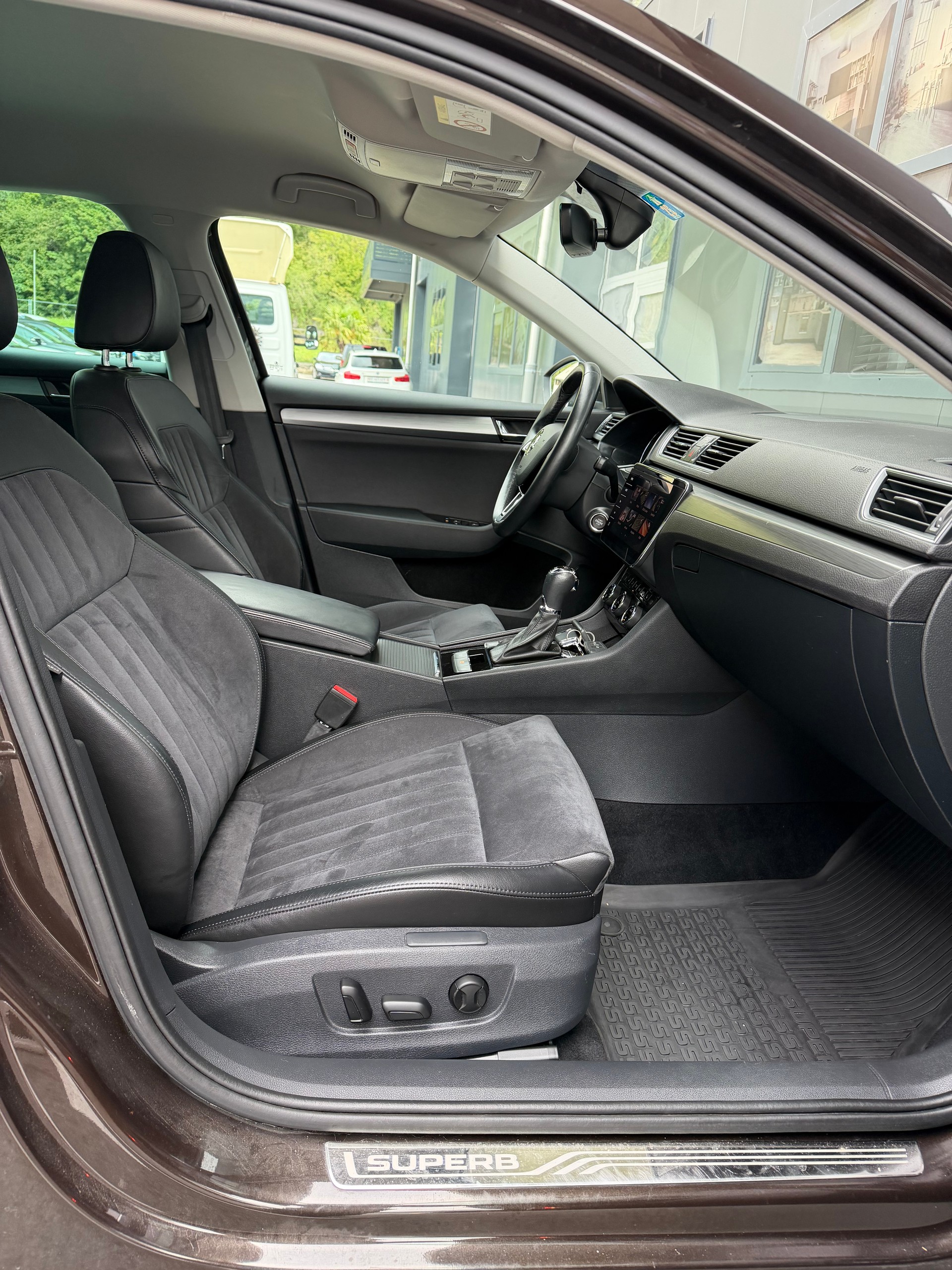 SKODA Superb Combi 2.0 TDi Style 4x4 DSG-image-10