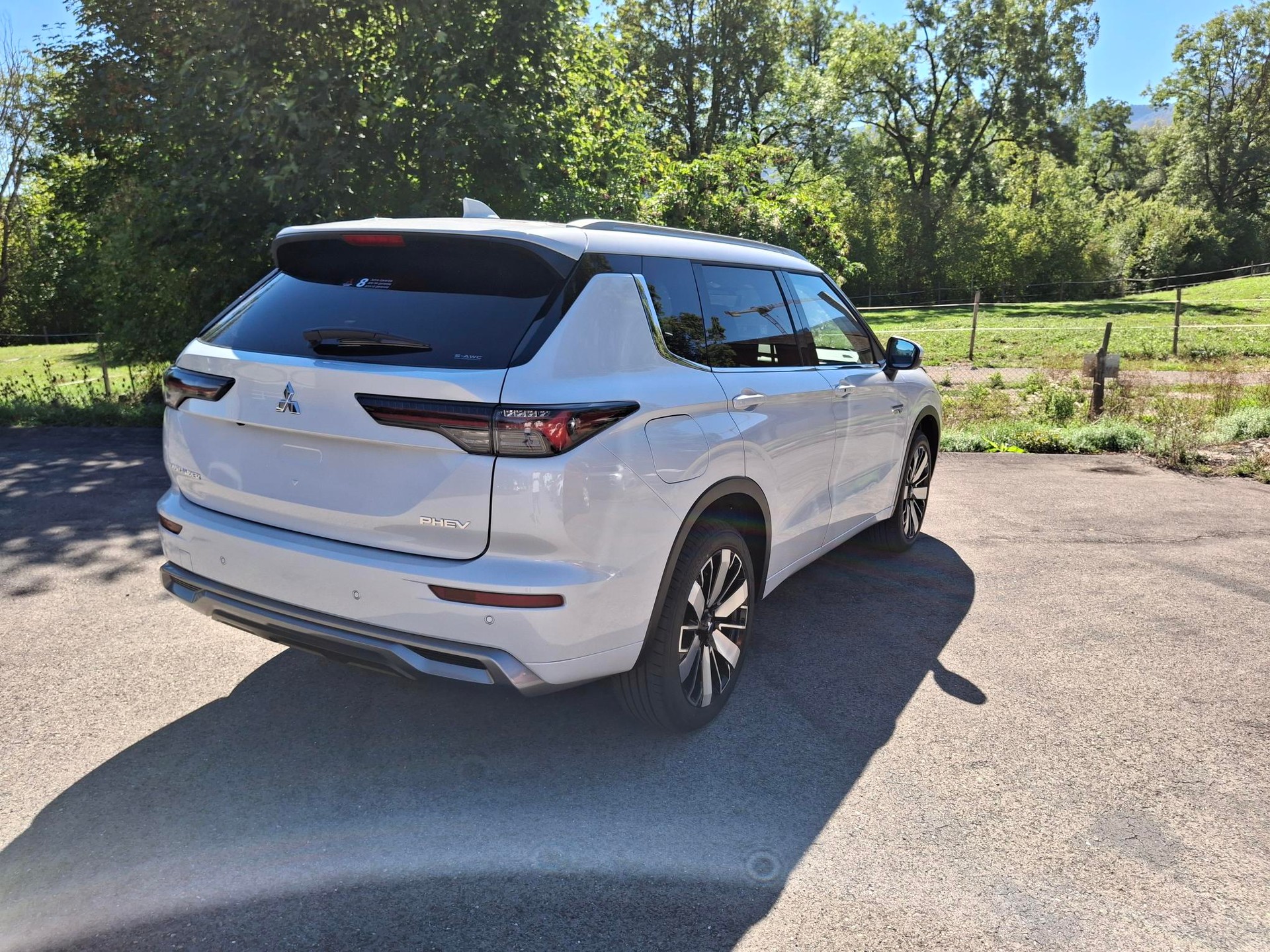 MITSUBISHI Outlander 2.4 PHEV Instyle Black Line 4WD Automatic-image-3