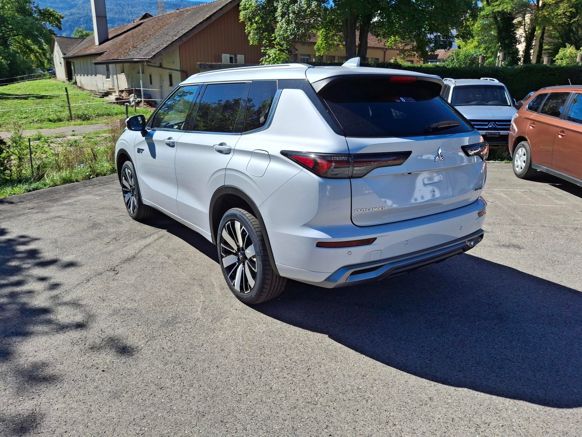 MITSUBISHI Outlander 2.4 PHEV Instyle Black Line 4WD Automatic-image-4