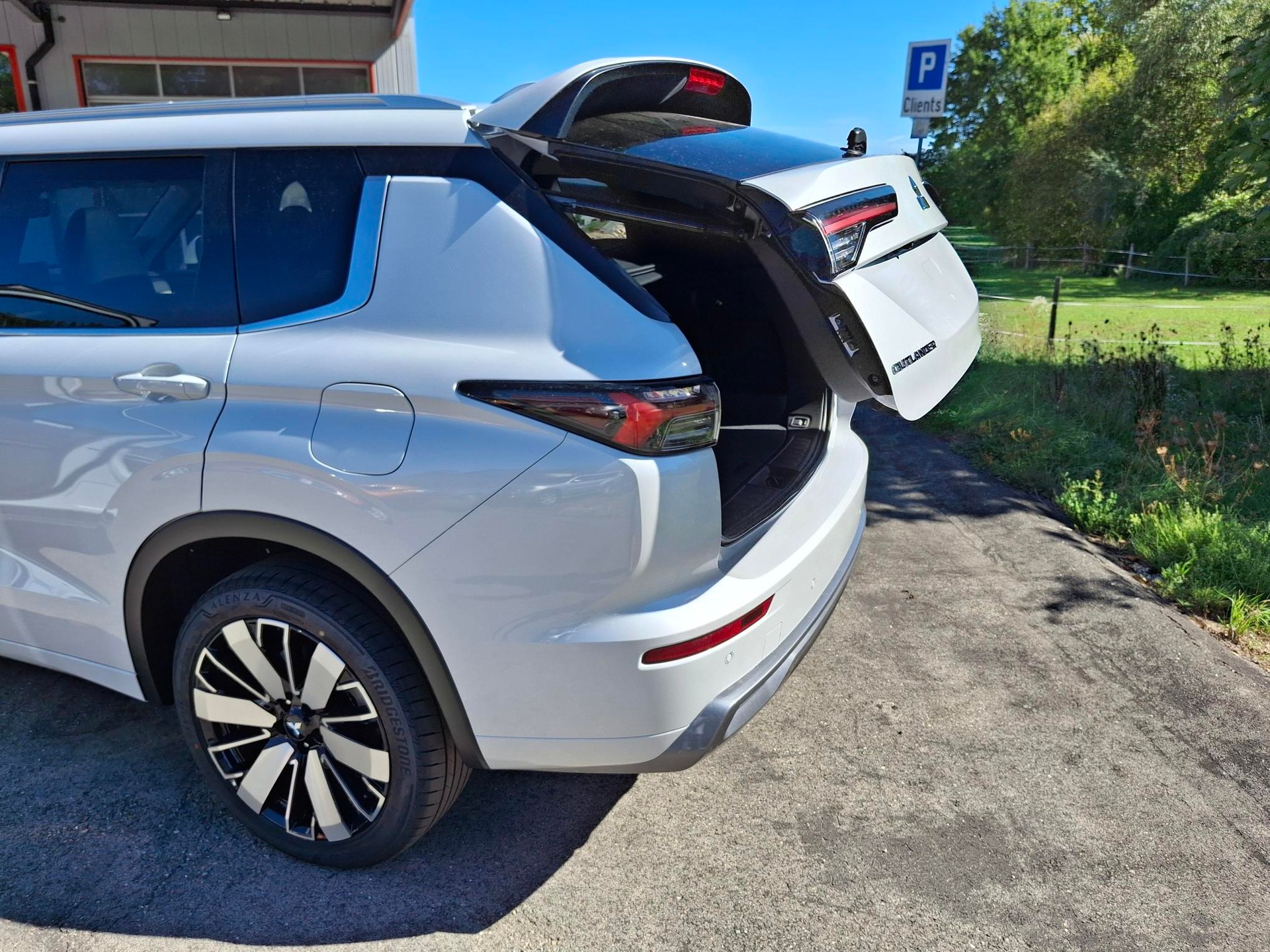MITSUBISHI Outlander 2.4 PHEV Instyle Black Line 4WD Automatic-image-6