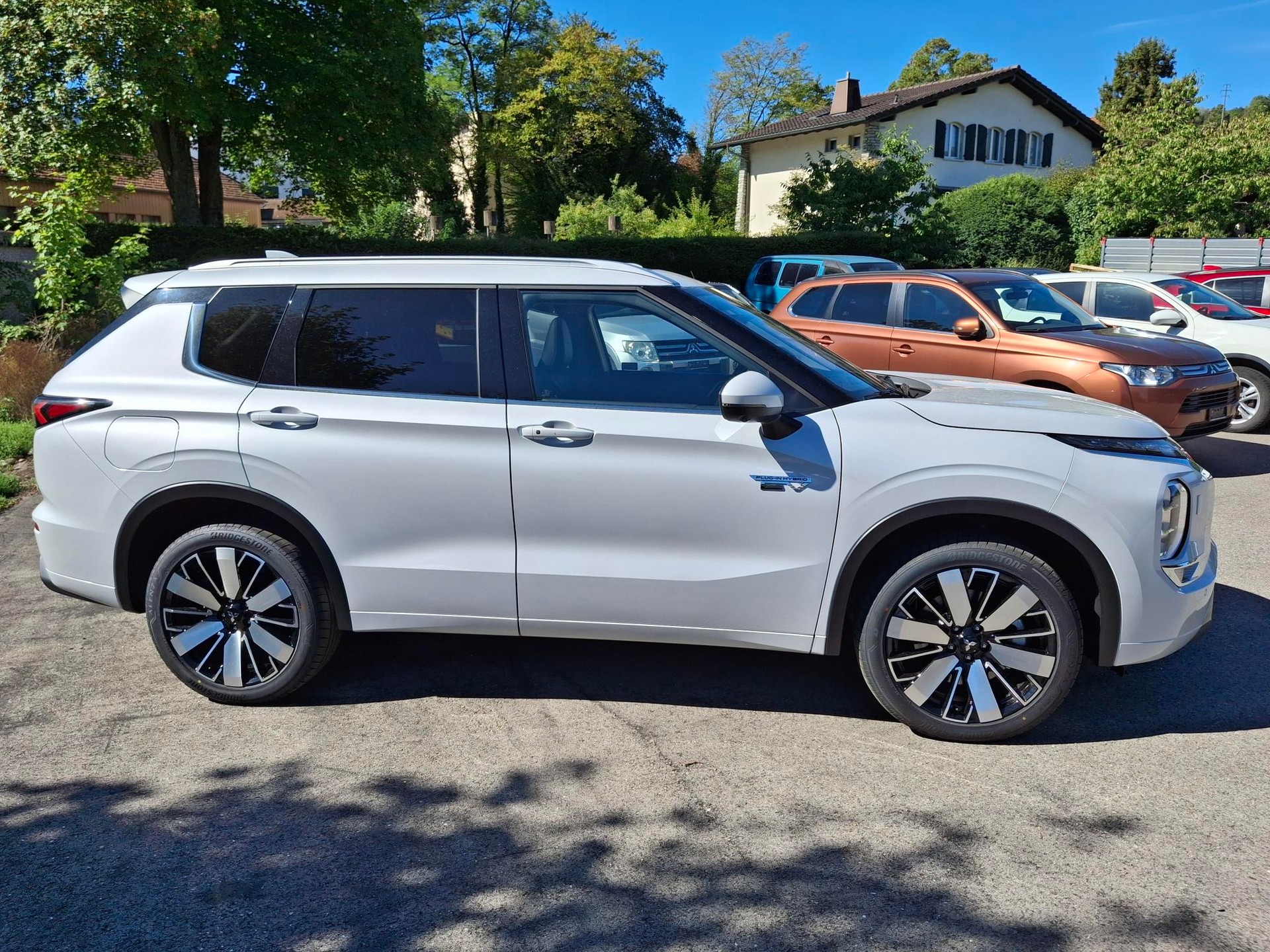 MITSUBISHI Outlander 2.4 PHEV Instyle Black Line 4WD Automatic-image-2