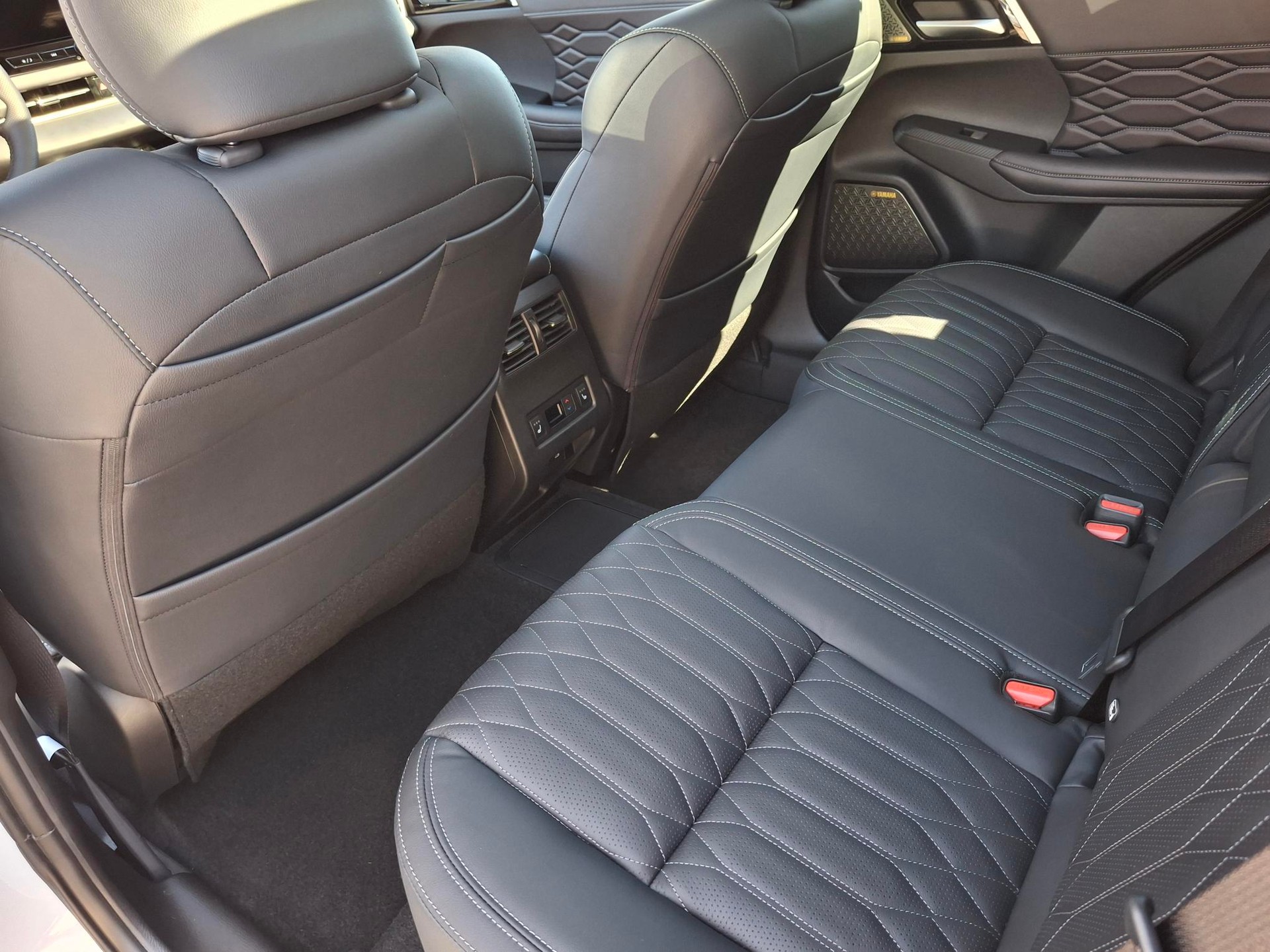 MITSUBISHI Outlander 2.4 PHEV Instyle Black Line 4WD Automatic-image-9