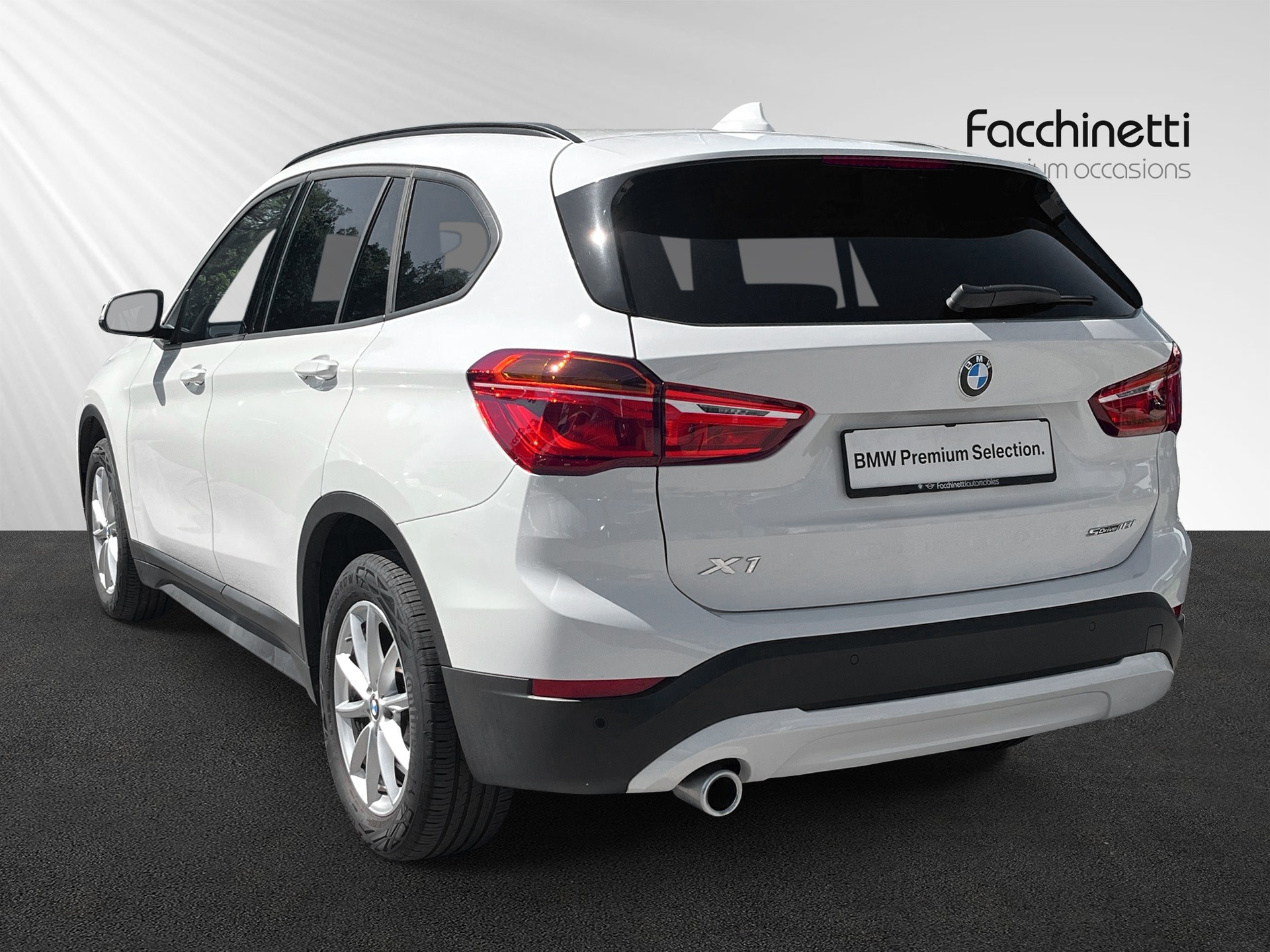 BMW X1 sDrive 18i-showroom-element-2