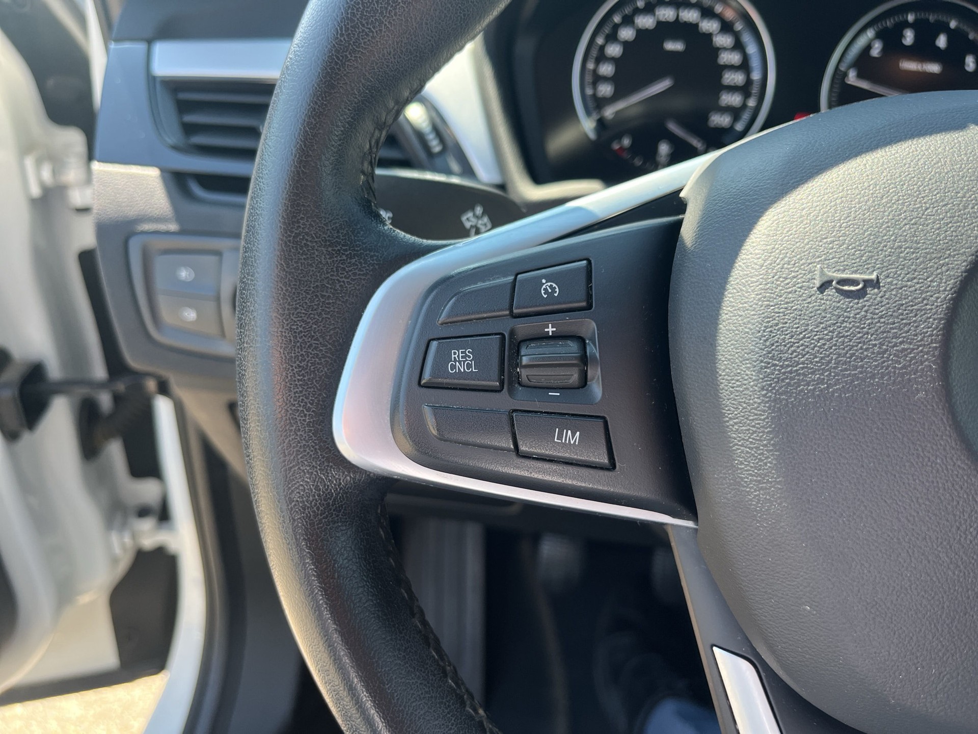 BMW X1 sDrive 18i-image-14