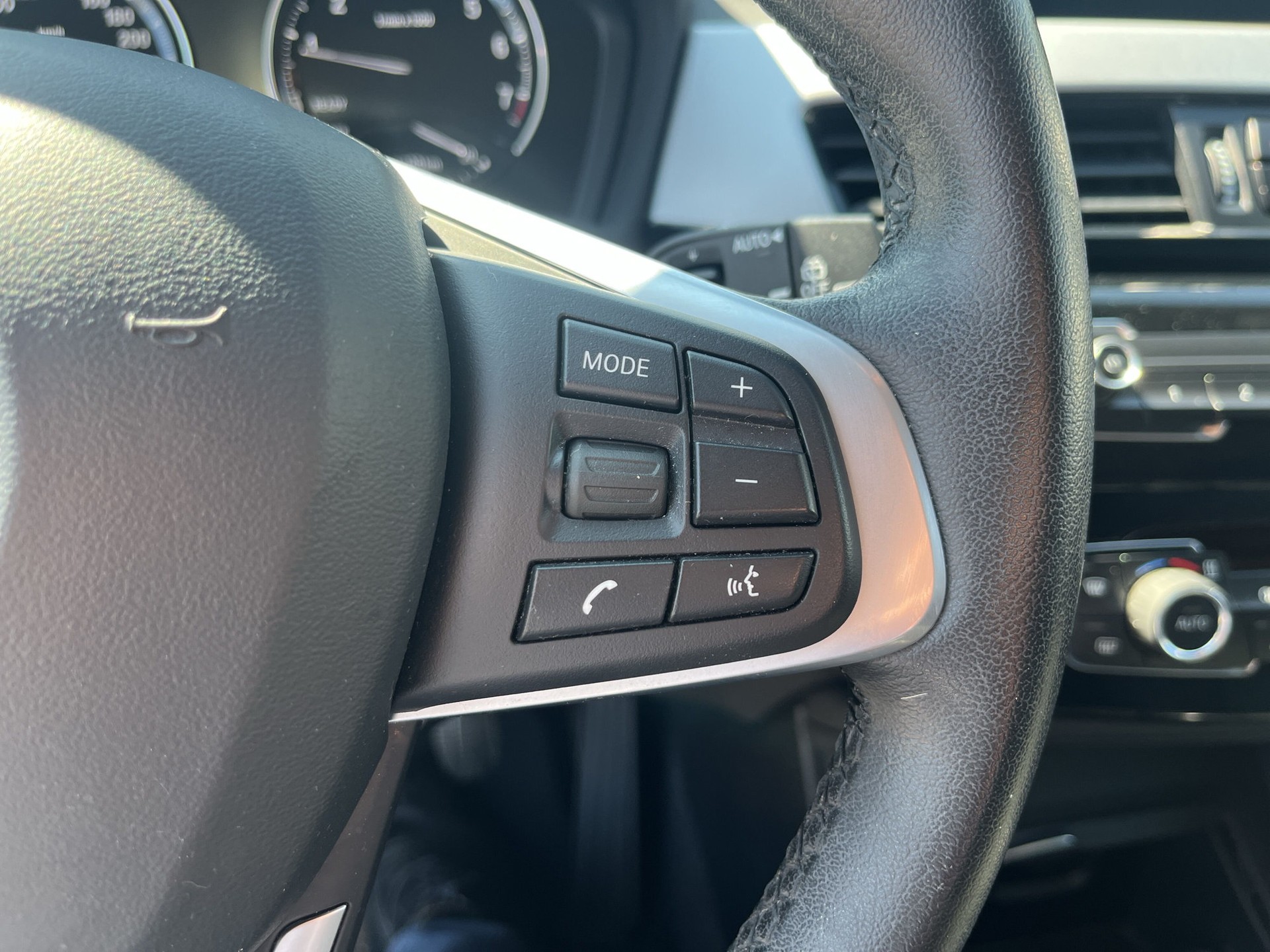 BMW X1 sDrive 18i-image-15