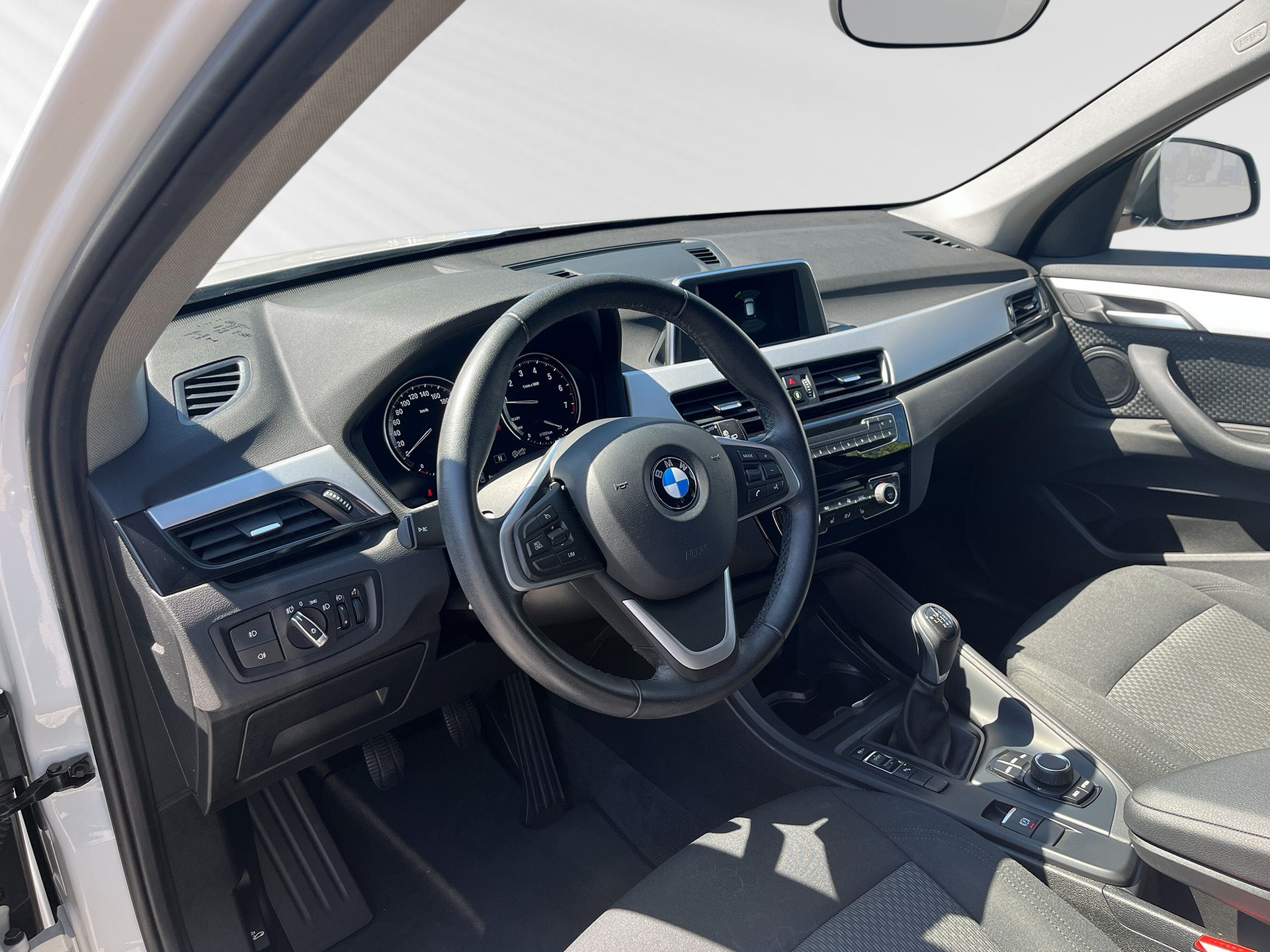 BMW X1 sDrive 18i-showroom-element-3
