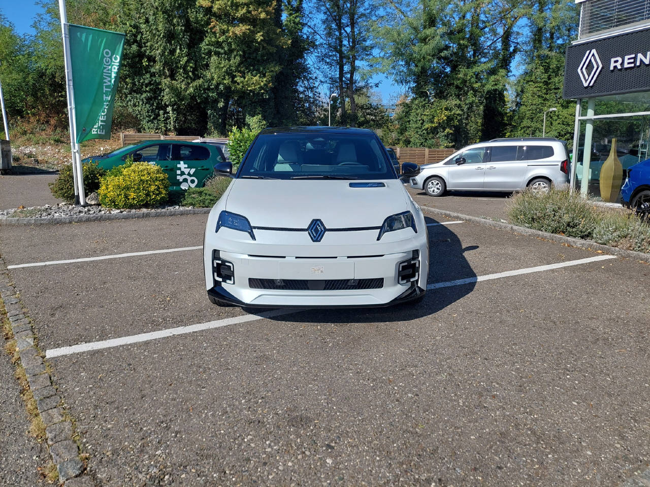 RENAULT R5 E-Tech Comfort Range Roland Garros-image-1