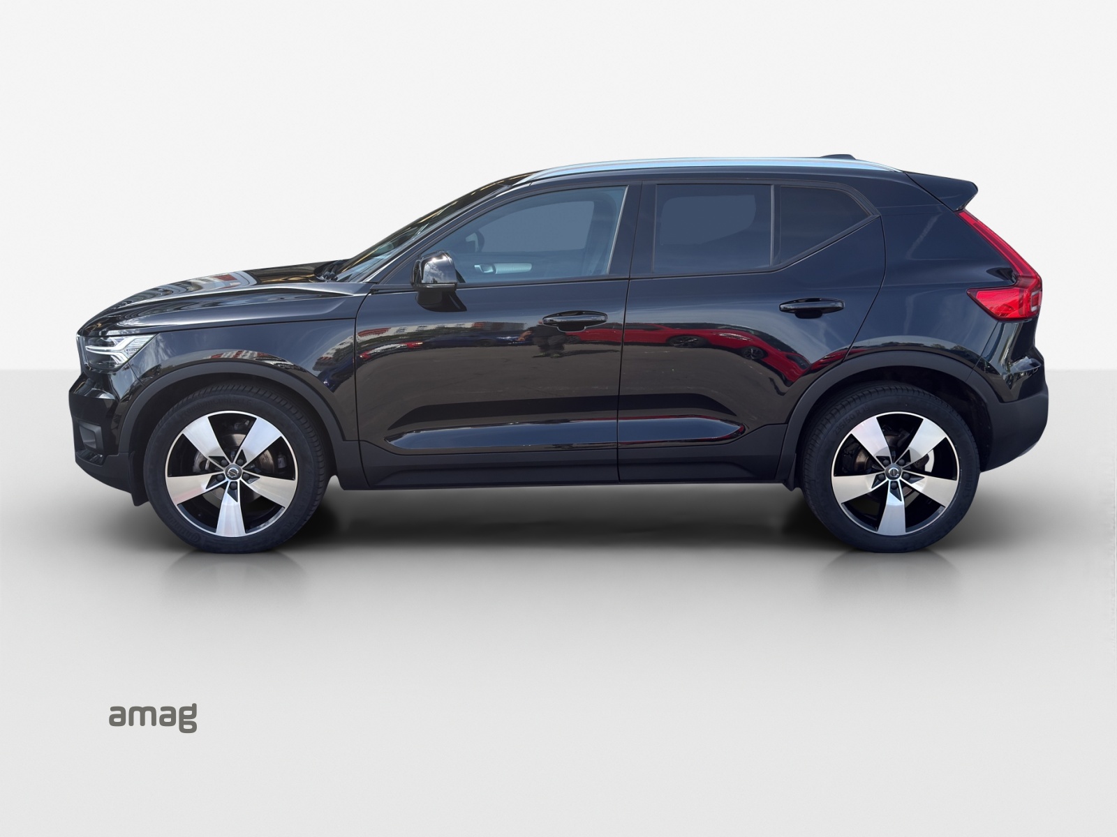 VOLVO XC40 T2 Momentum-image-1