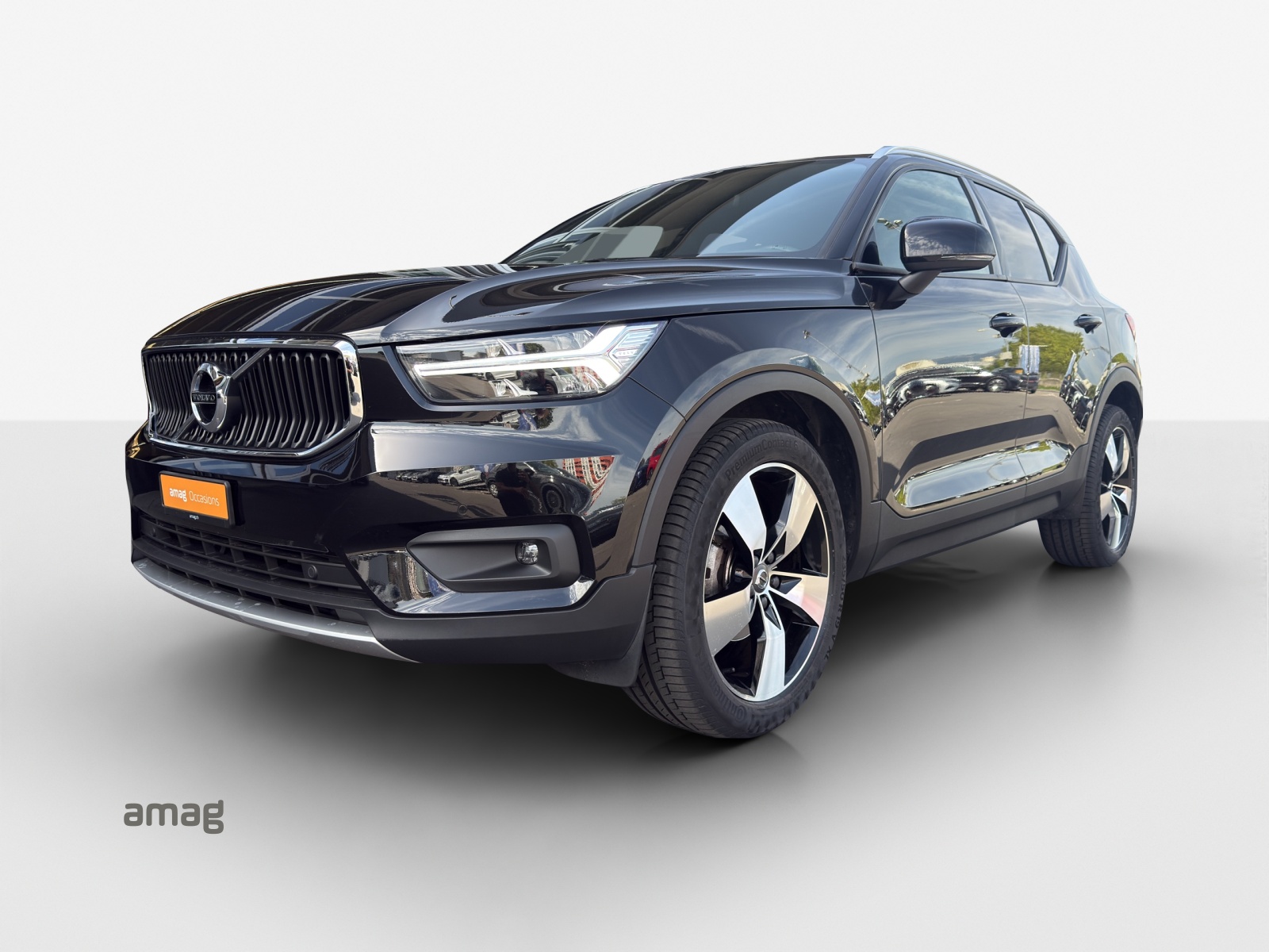 VOLVO XC40 T2 Momentum-image-0