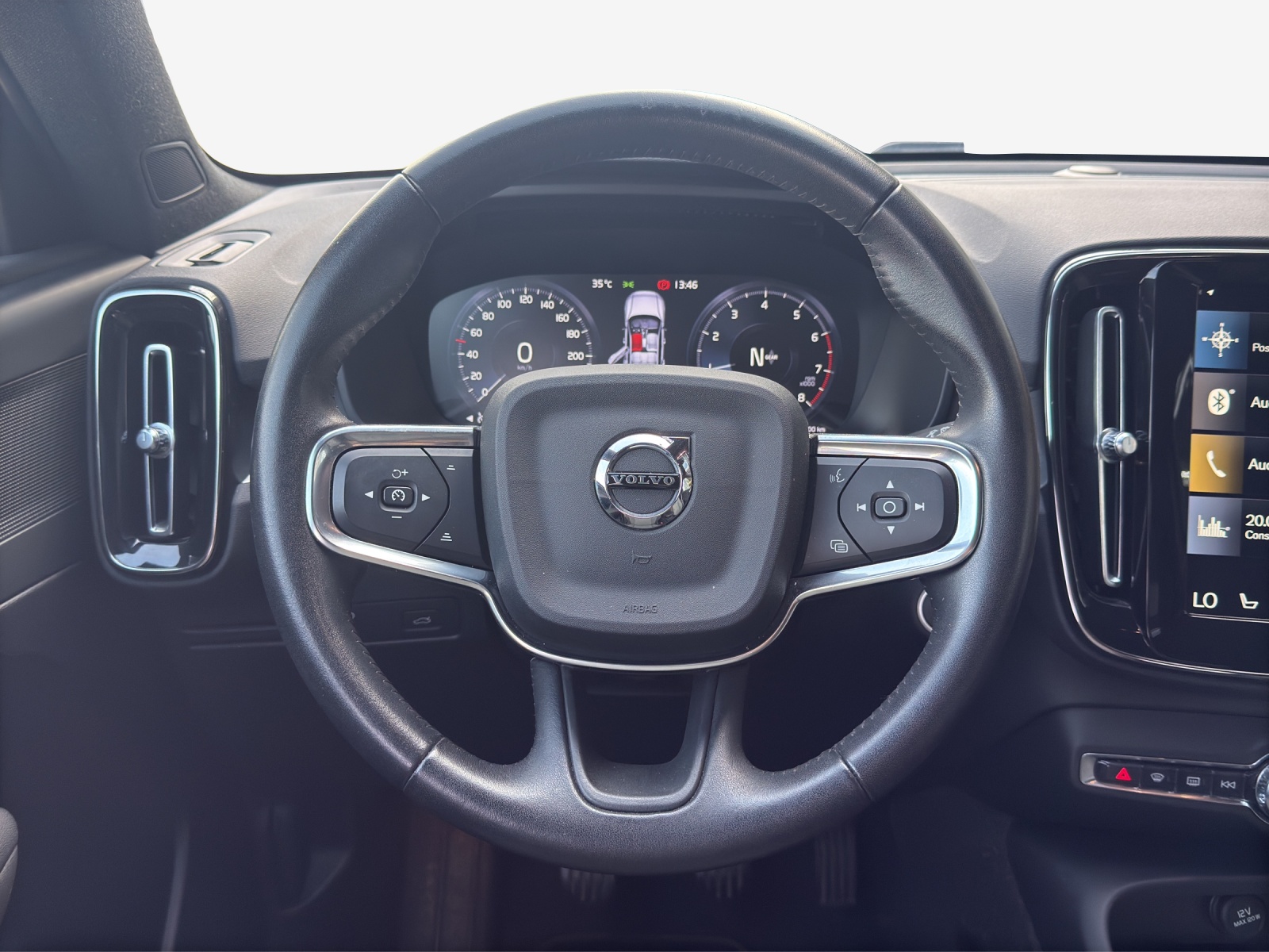 VOLVO XC40 T2 Momentum-image-9