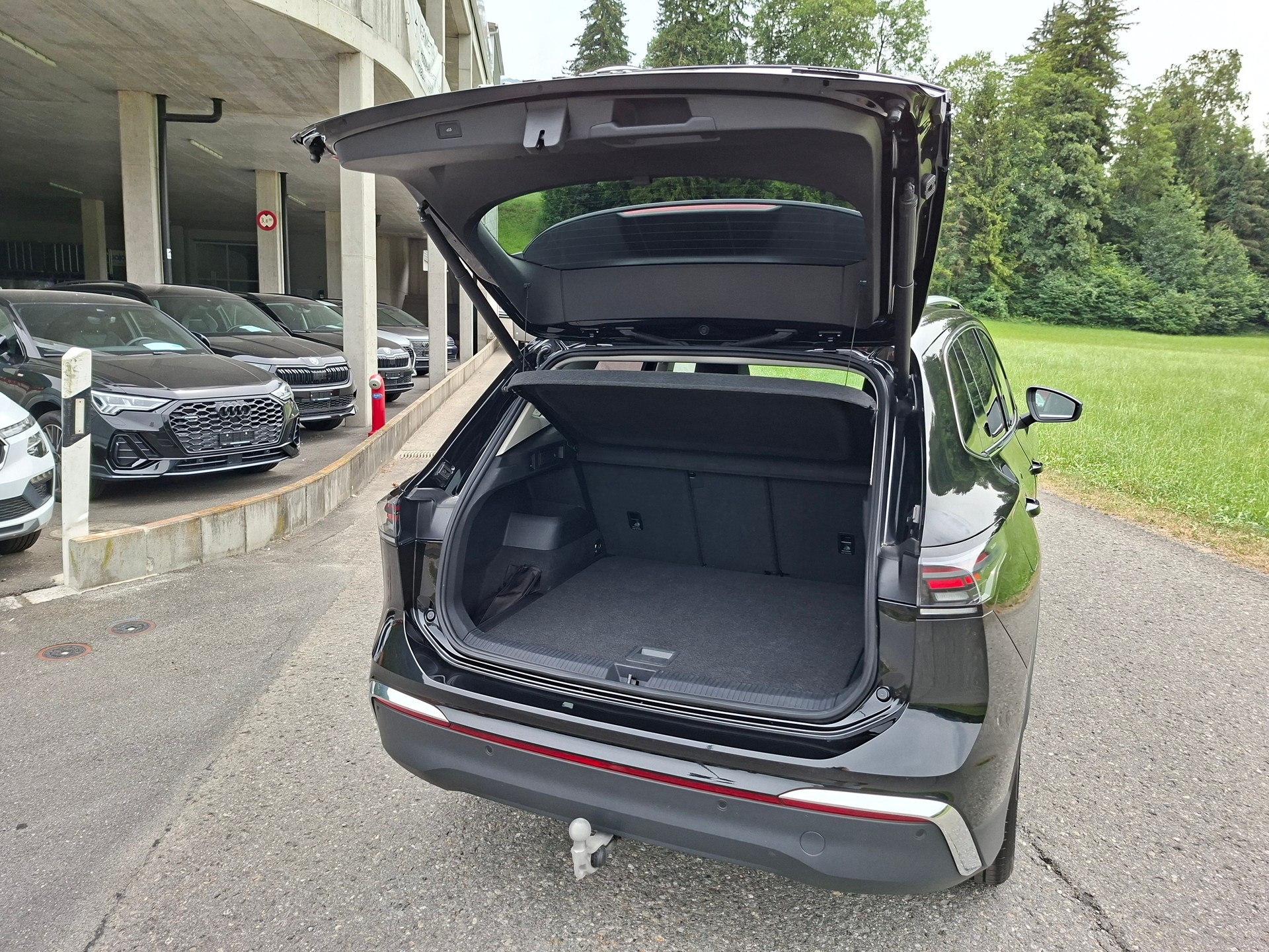 VW Tiguan 2.0 TSI DSG Elegance 4Motion *Panormadach+Anhängerkupplung*-image-7