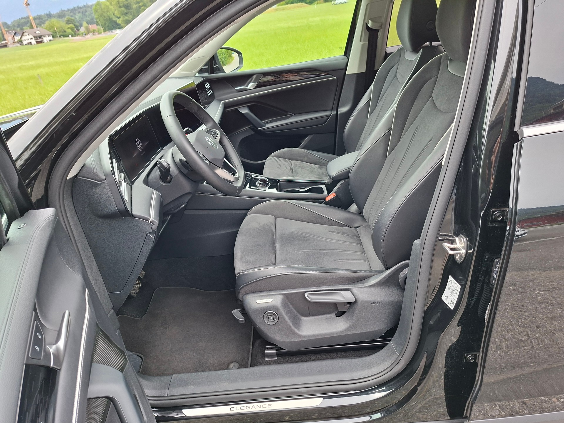 VW Tiguan 2.0 TSI DSG Elegance 4Motion *Panormadach+Anhängerkupplung*-image-8